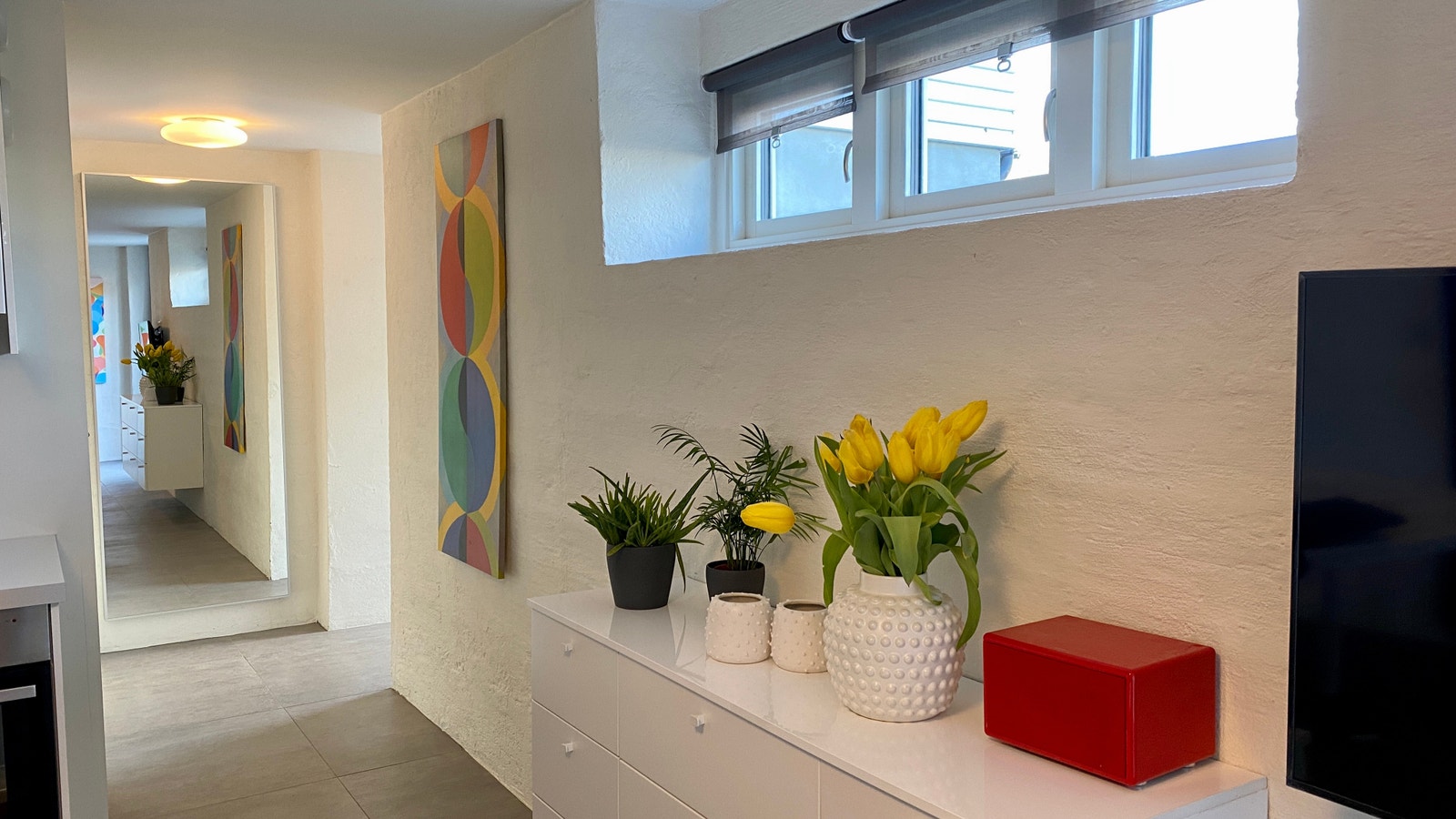 Utsikt mot gangen utstyrt med helspeil Galleribilde