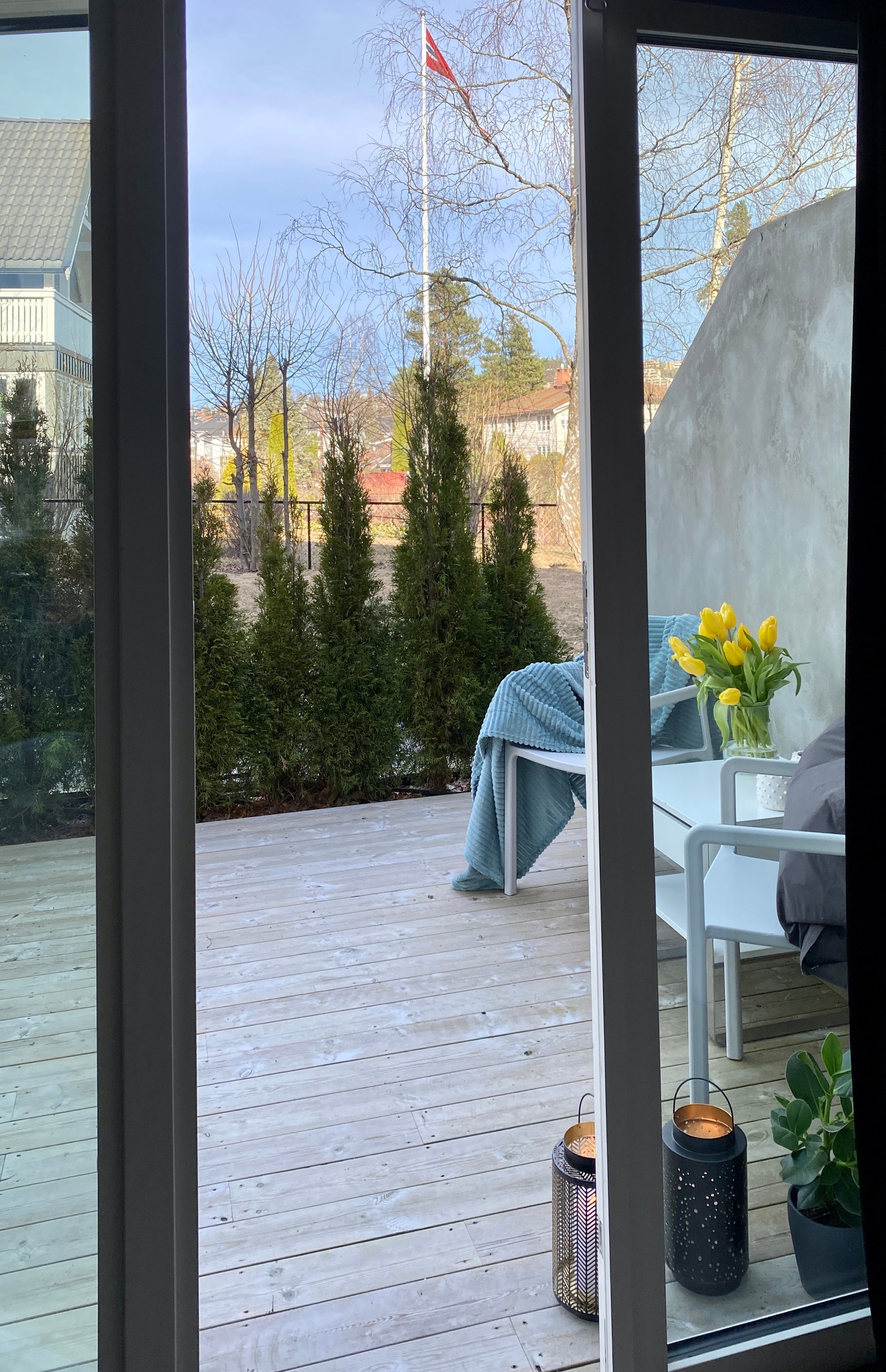 Utsikt fra oppholdsrom til terrasse Galleribilde