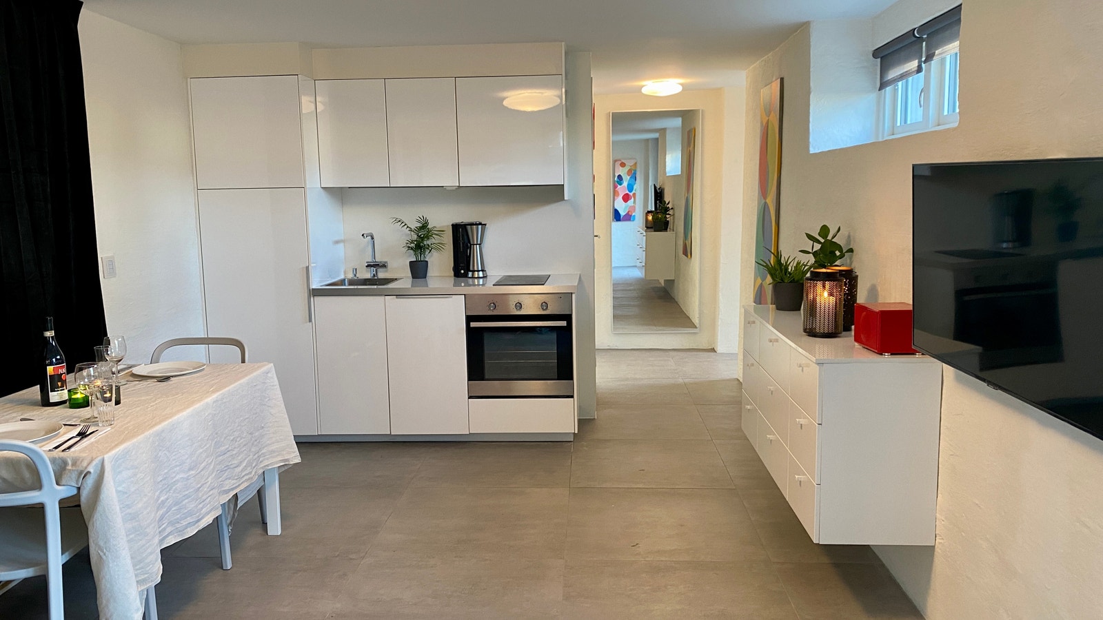 Åpen kjøkkenløsning og 46" flatskjerm Galleribilde