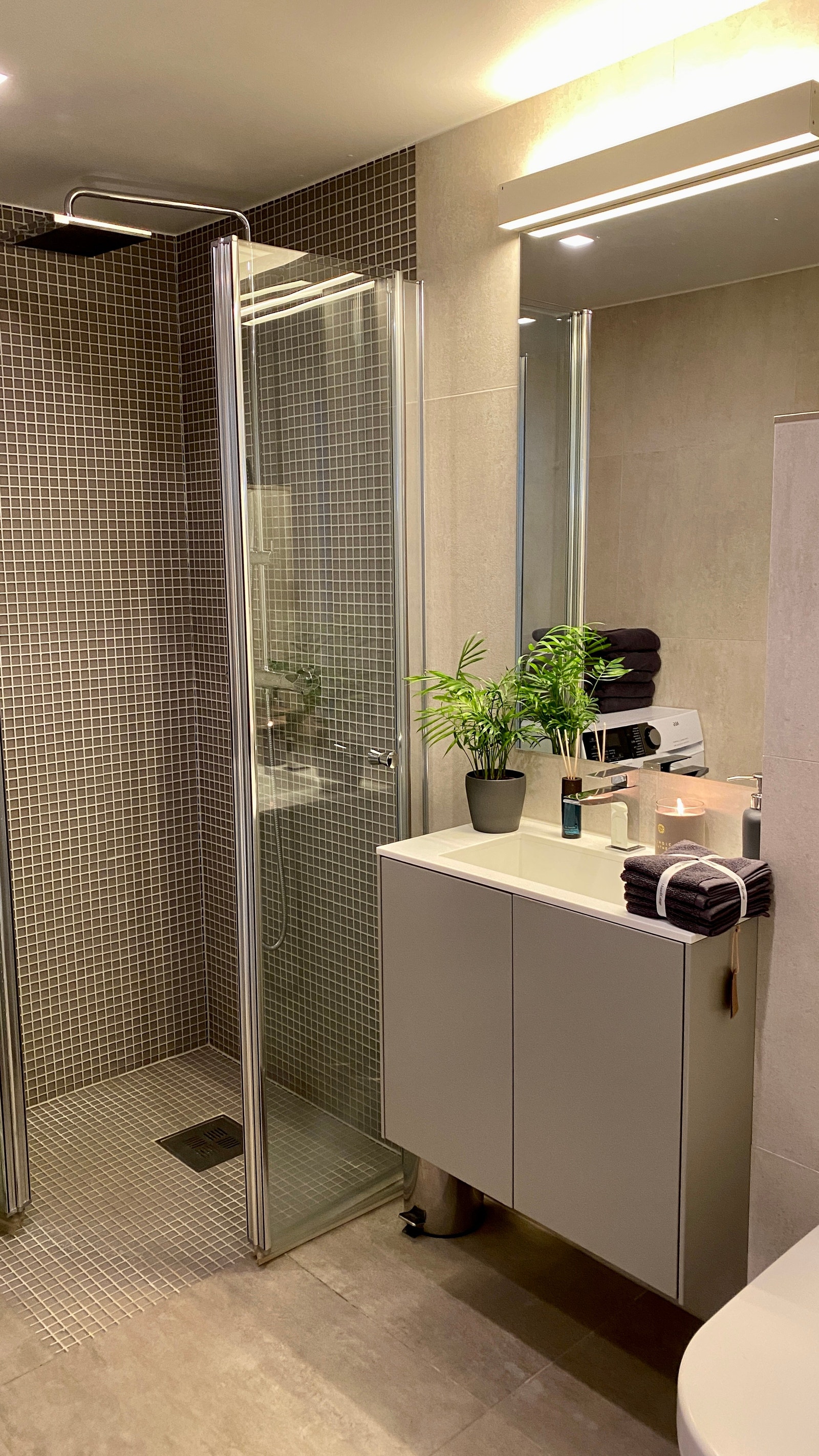 Bad med rainshower Galleribilde