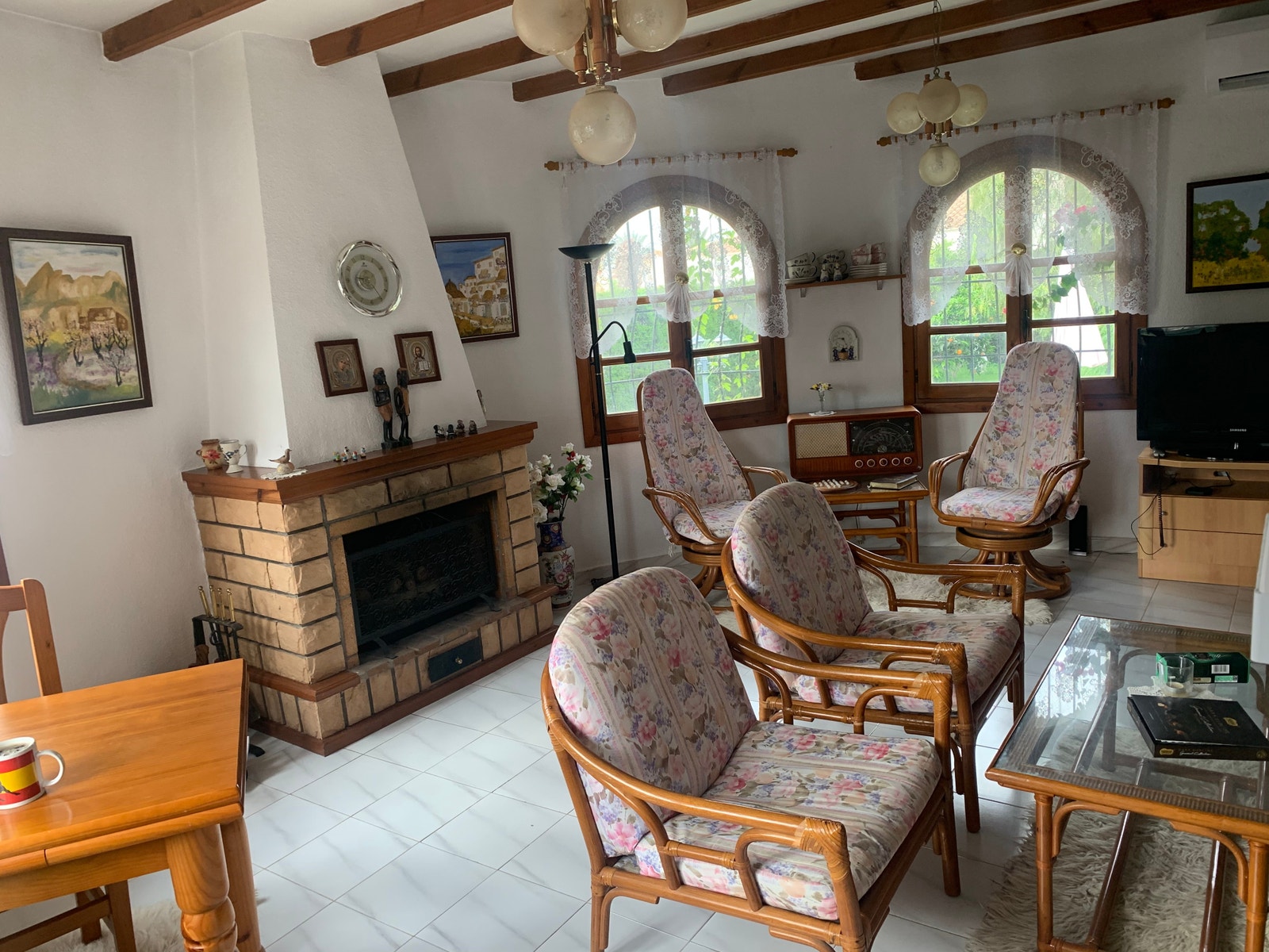 Koselig stue, noe ommøblert i perioder Galleribilde