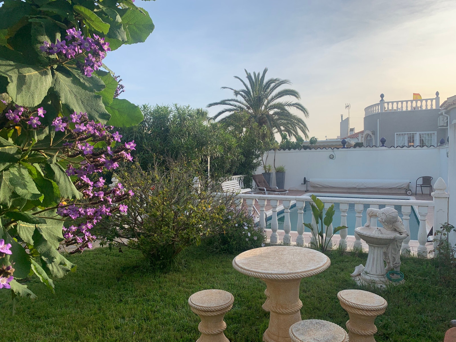 Idyllisk hage, grønn vinterstid Galleribilde