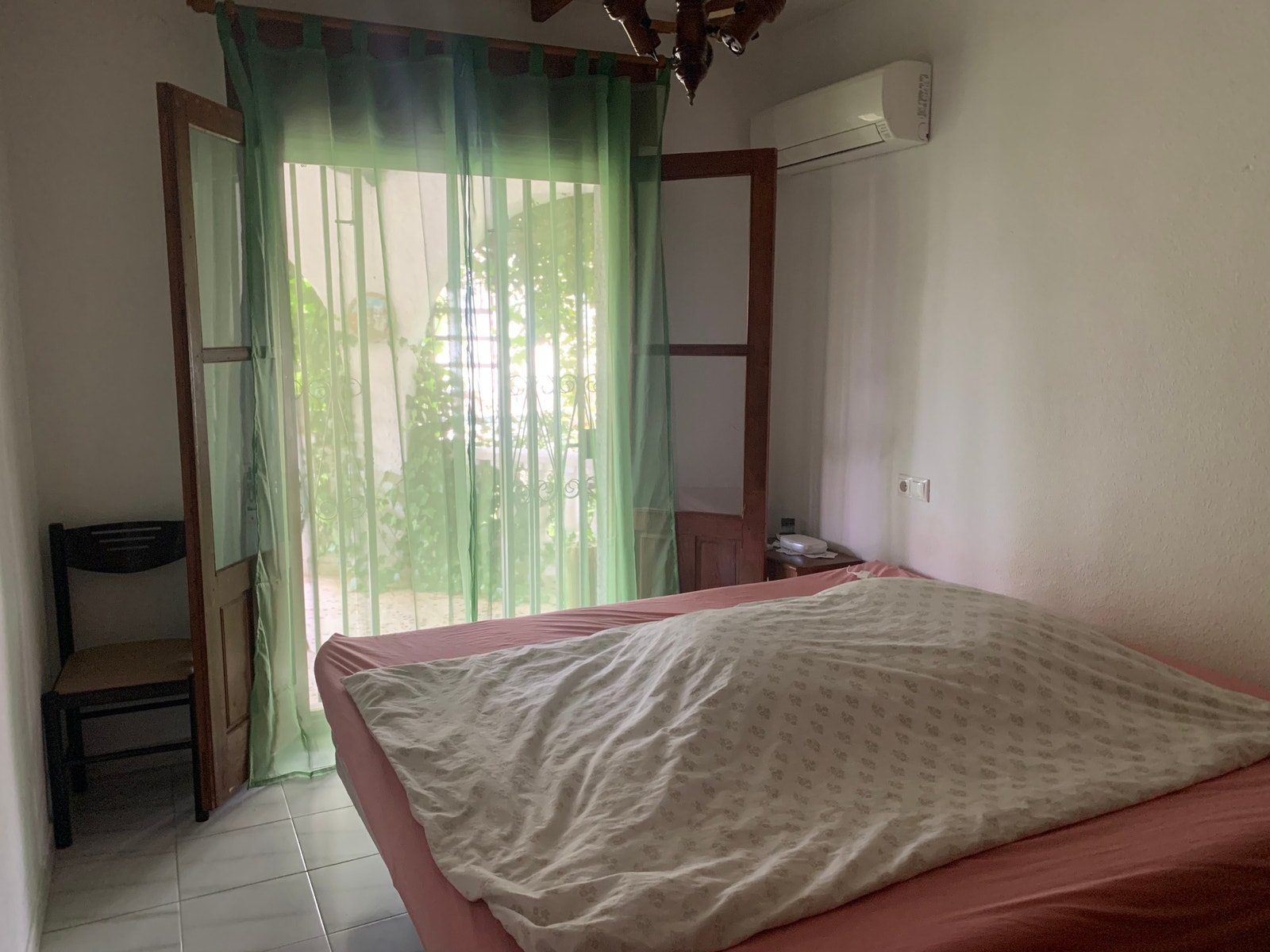 Hovedsoverom med utgang terrasse og basseng for morgenbad Galleribilde