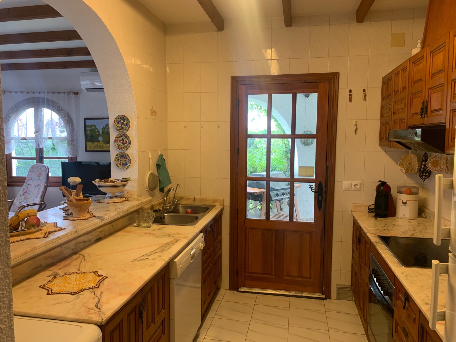 Funksjonelt kjøkken med oppvask og vaskemaskin Galleribilde