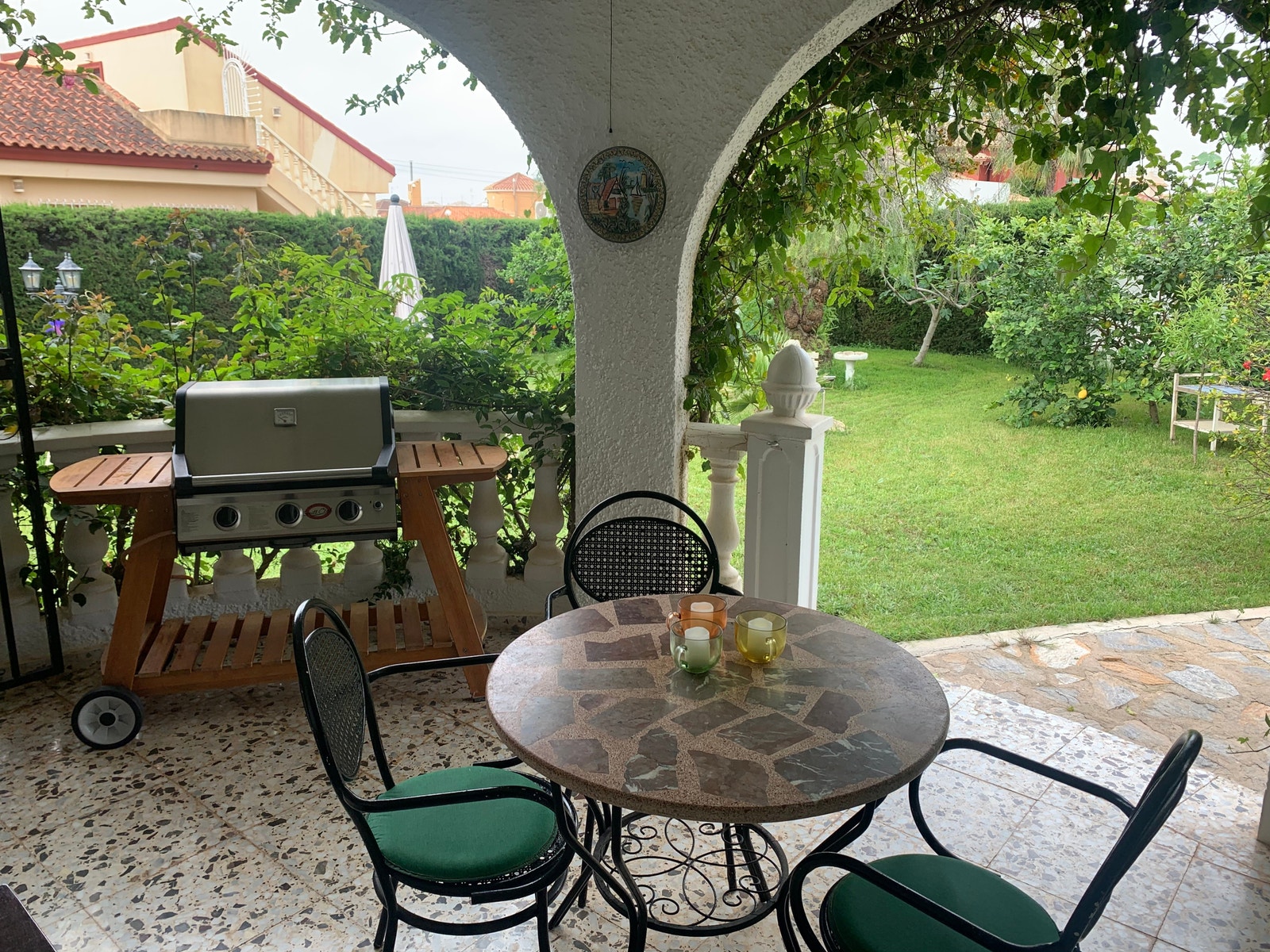 Terrasse med kveldssol og skygge på dagtid. Galleribilde