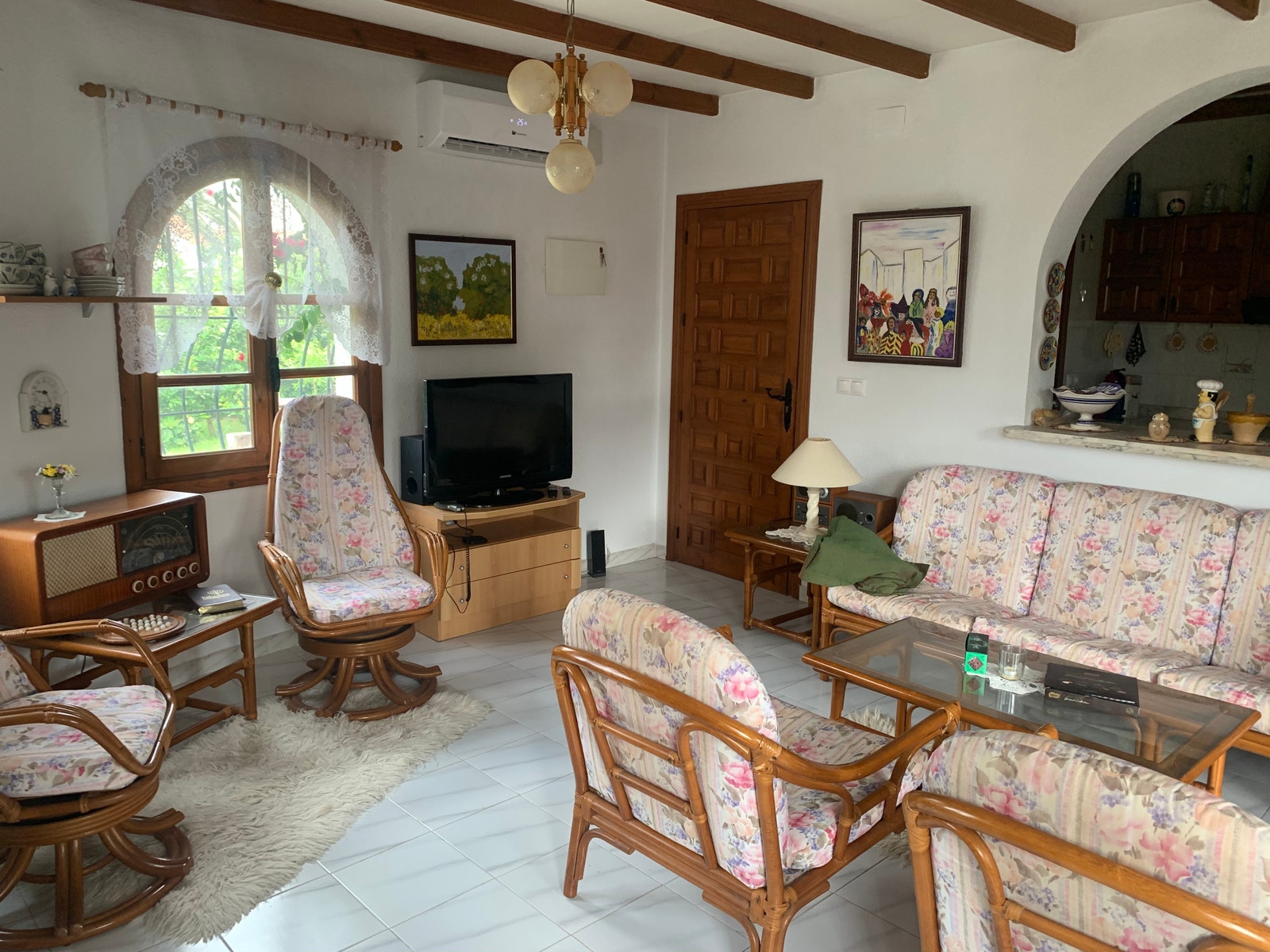 Sittegruppe foran tv med norske kanaler og Wifi Netflix Galleribilde