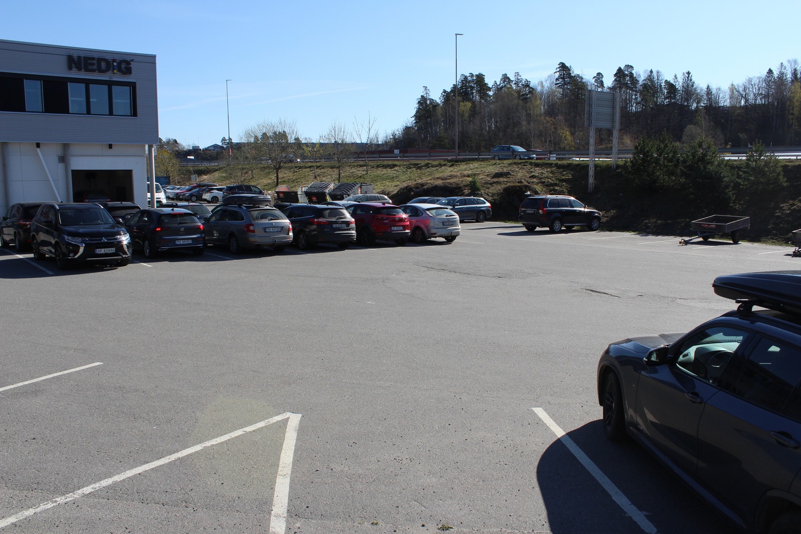 Romslig parkeringsplass med god kapasitet Galleribilde