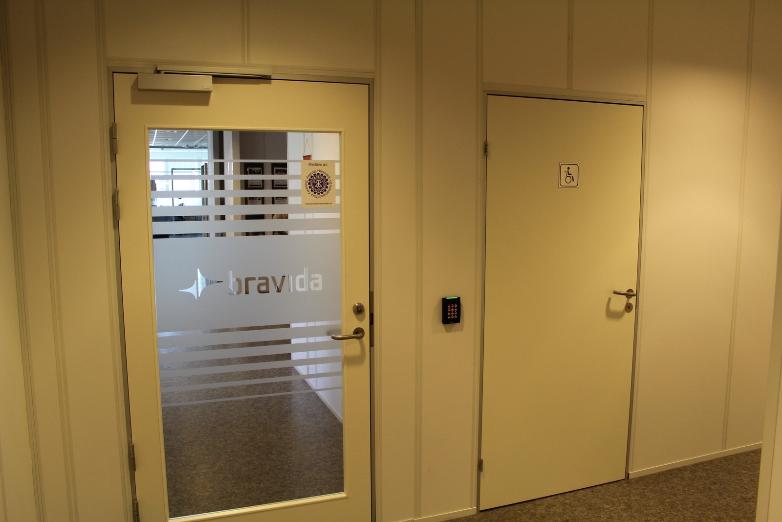 Inngang til kontorlokalene Galleribilde