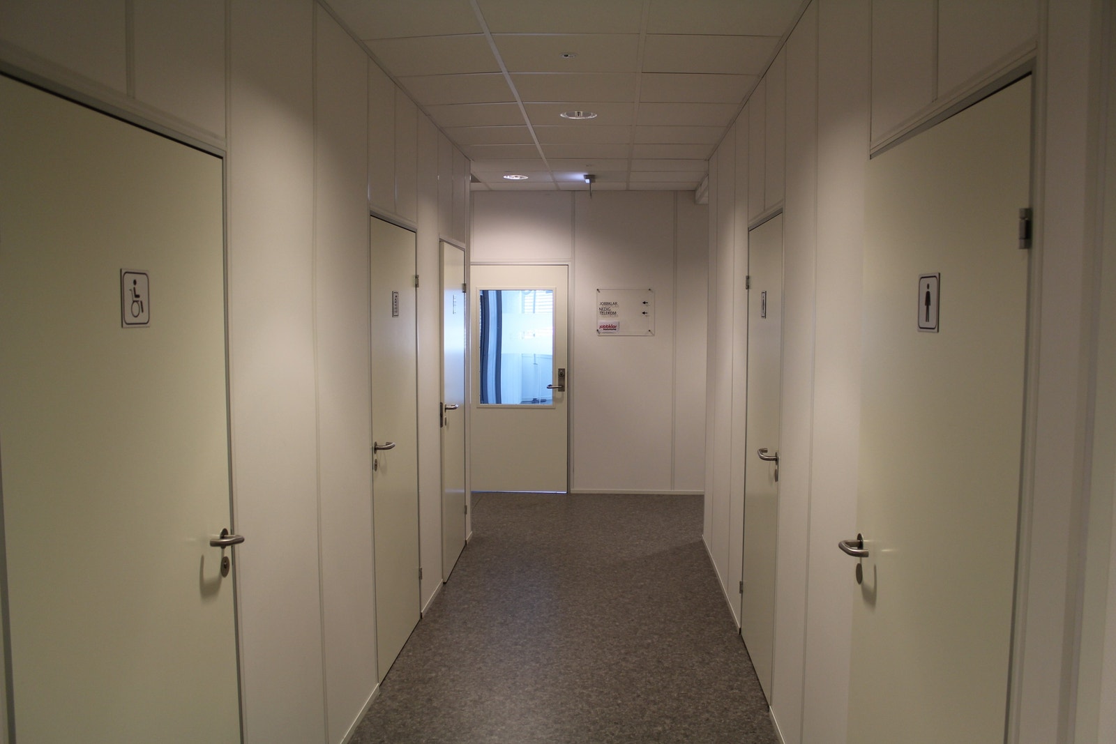 Gang rett på utsiden av kontorene med toaletter og dusj Galleribilde