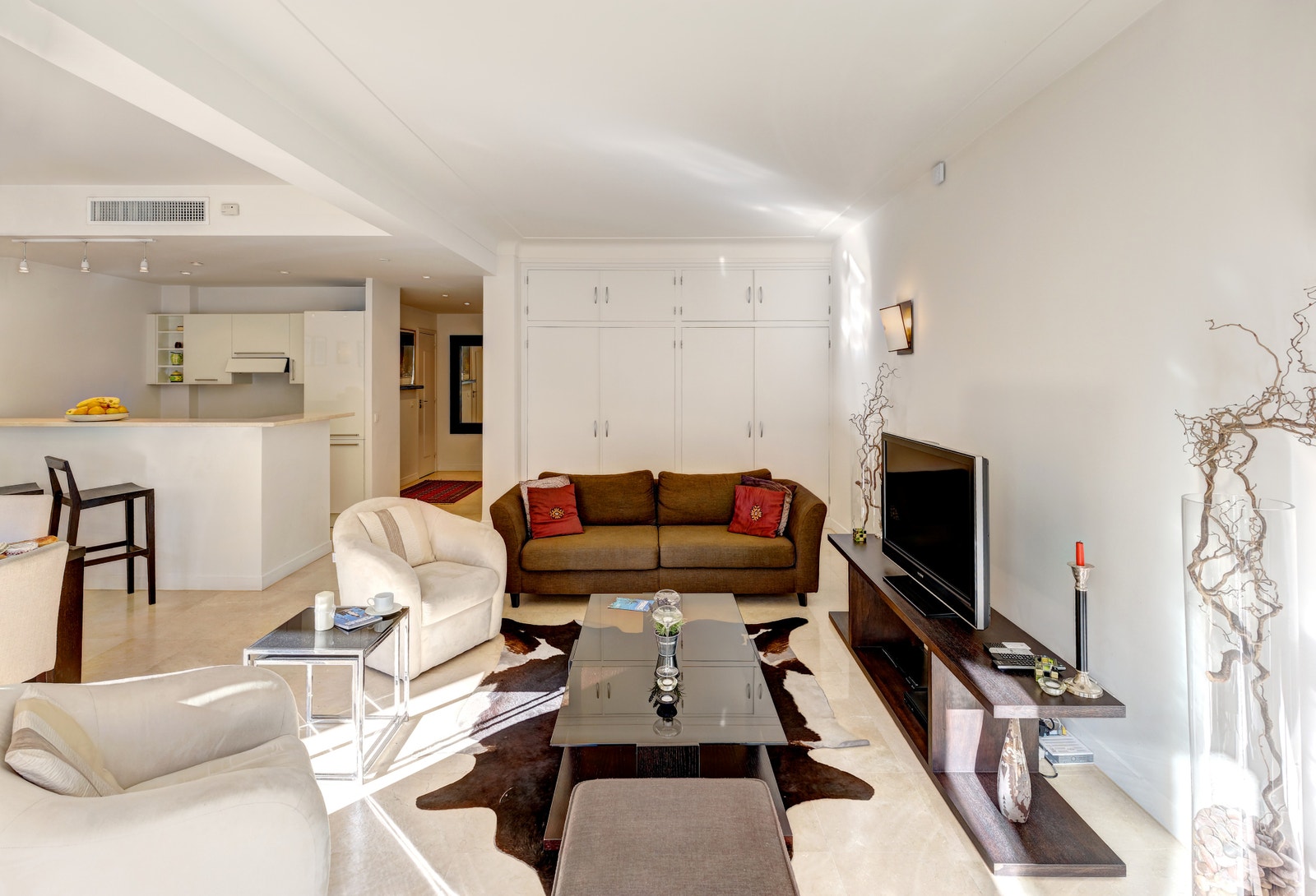 Stue mot skap og gang Galleribilde