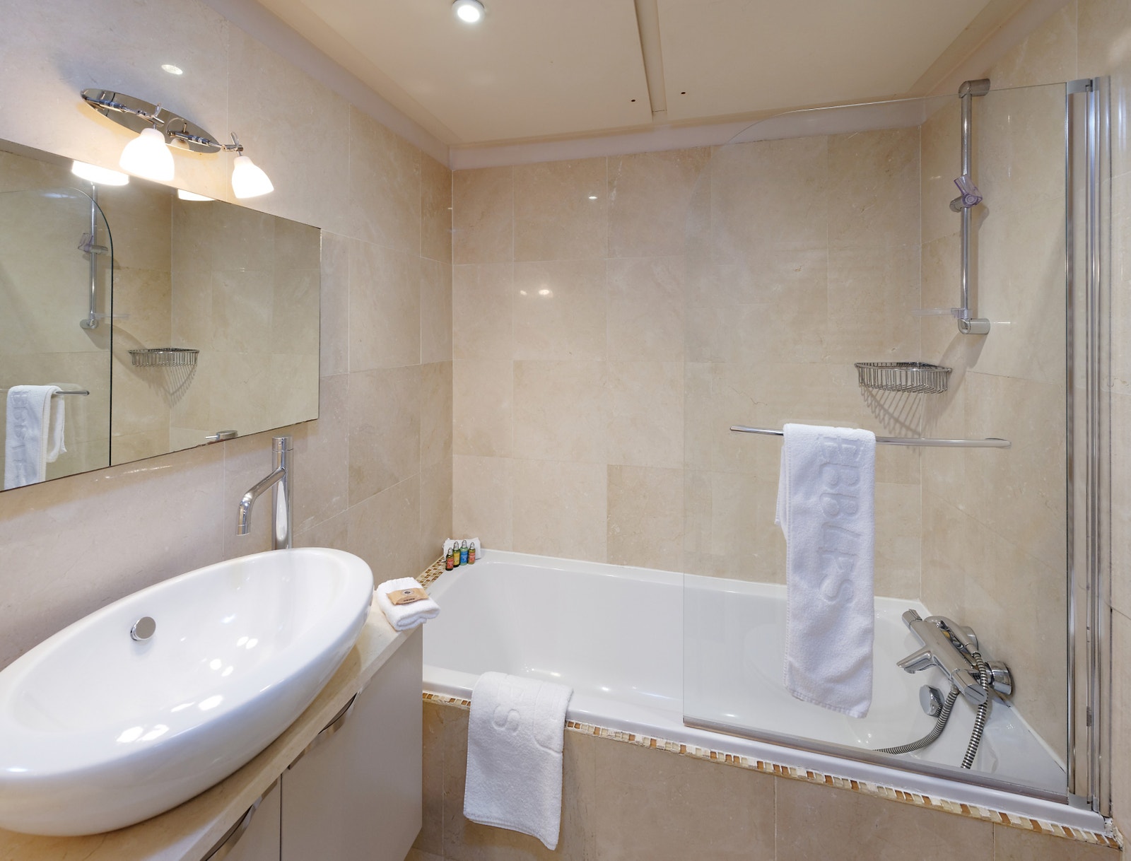 Baderom m/ badekar & wc Galleribilde