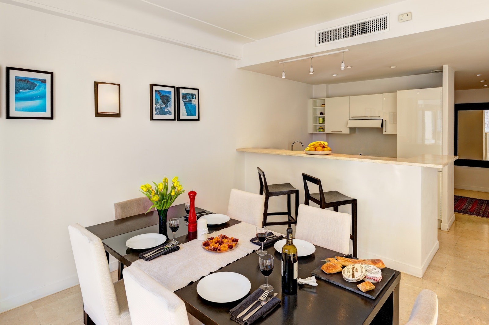 Spisestue mot kjøkken Galleribilde