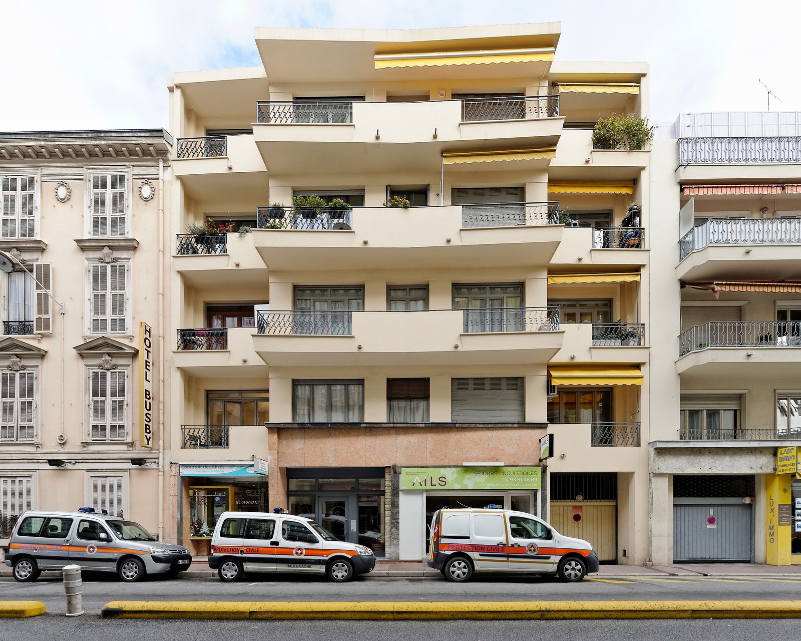 Øverste 2 balkonger til venstre, nå med markise Galleribilde