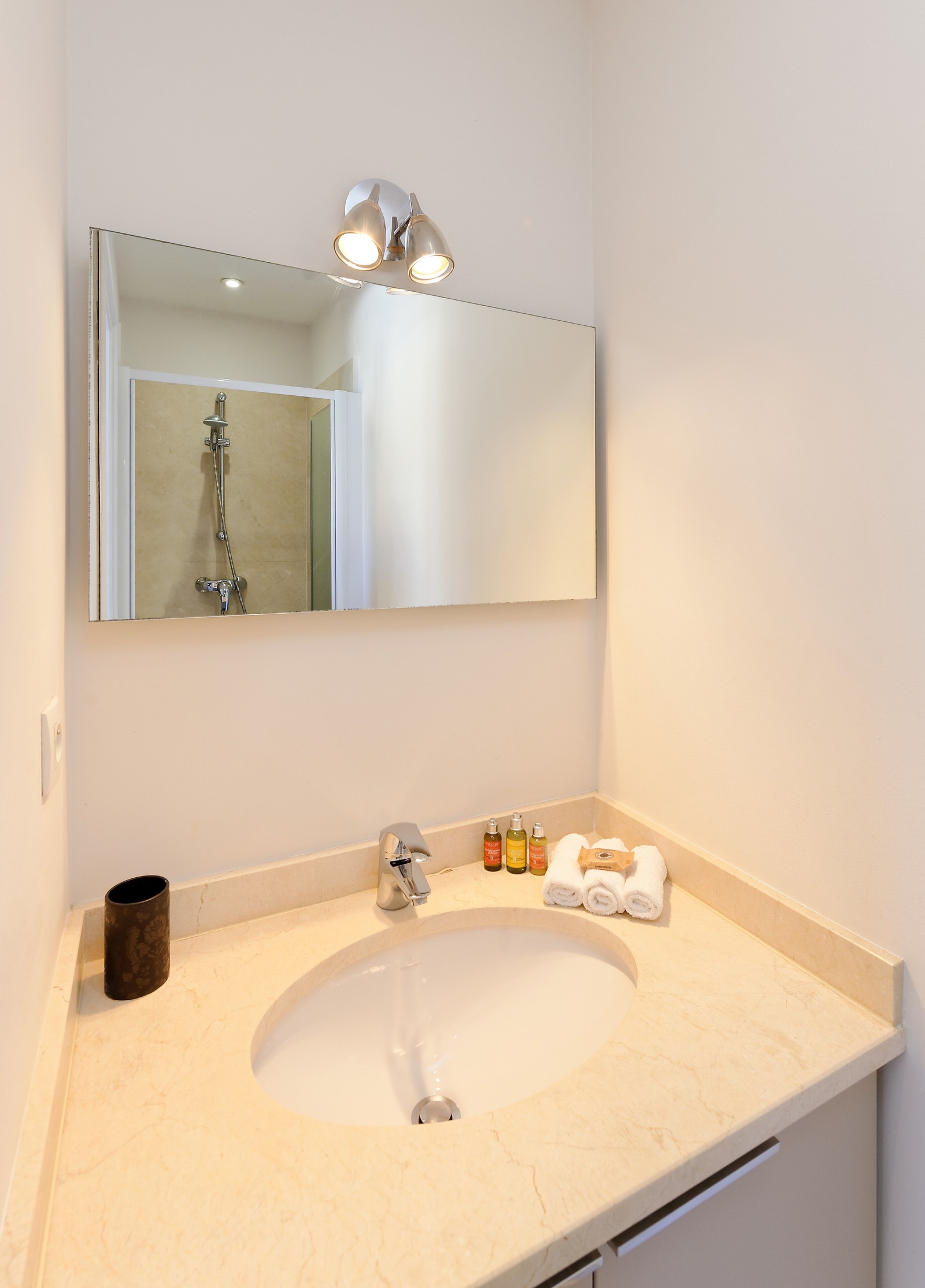 Baderom m/ dusj tilknyttet 1 soverom Galleribilde