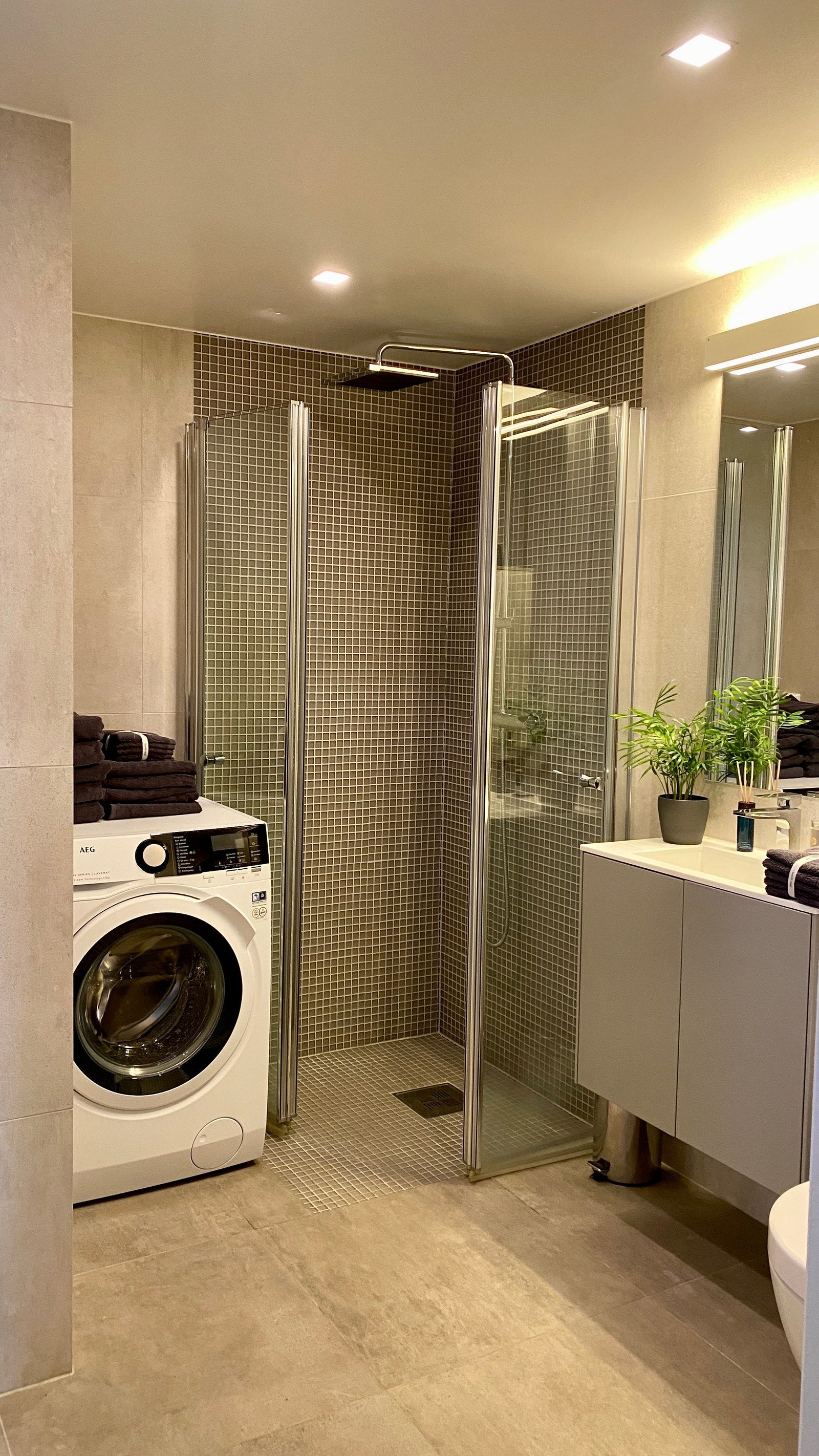 Bad med vaskemaskin og høyskap Galleribilde