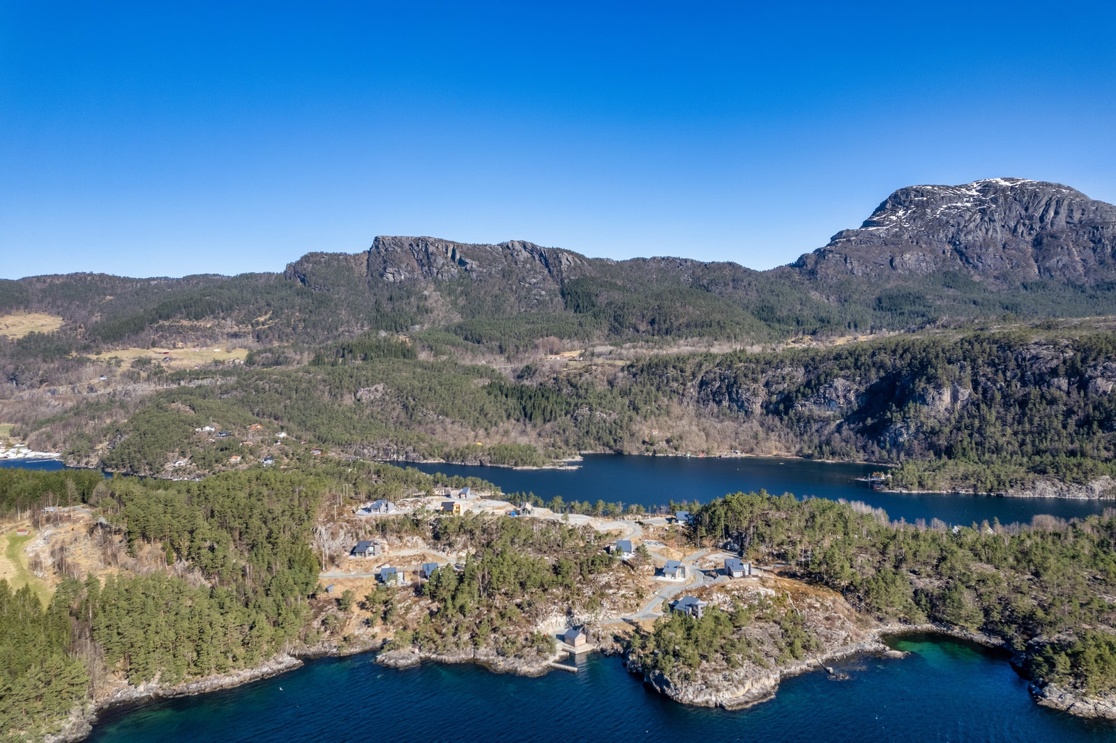 Hytter og Tomter sett fra Sør Galleribilde