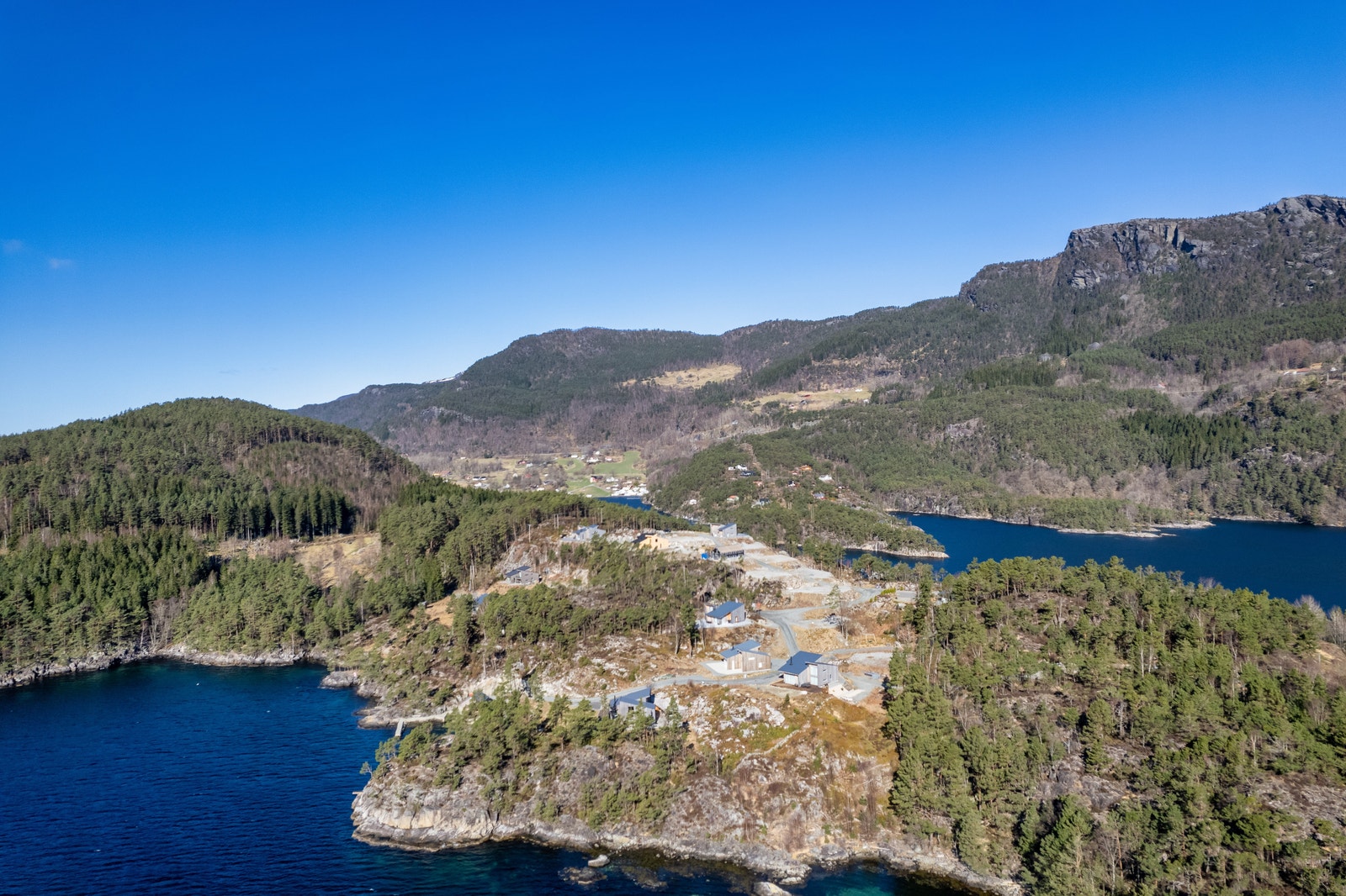 Hytter og Tomter sett fra Sør Øst Galleribilde