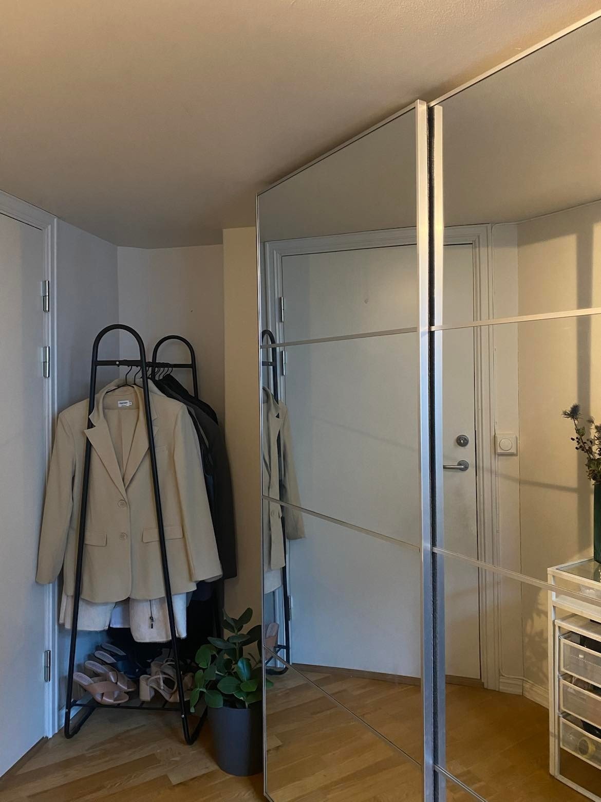 Rom 4. Skyvedørsgarderobe med speil medfølger Galleribilde