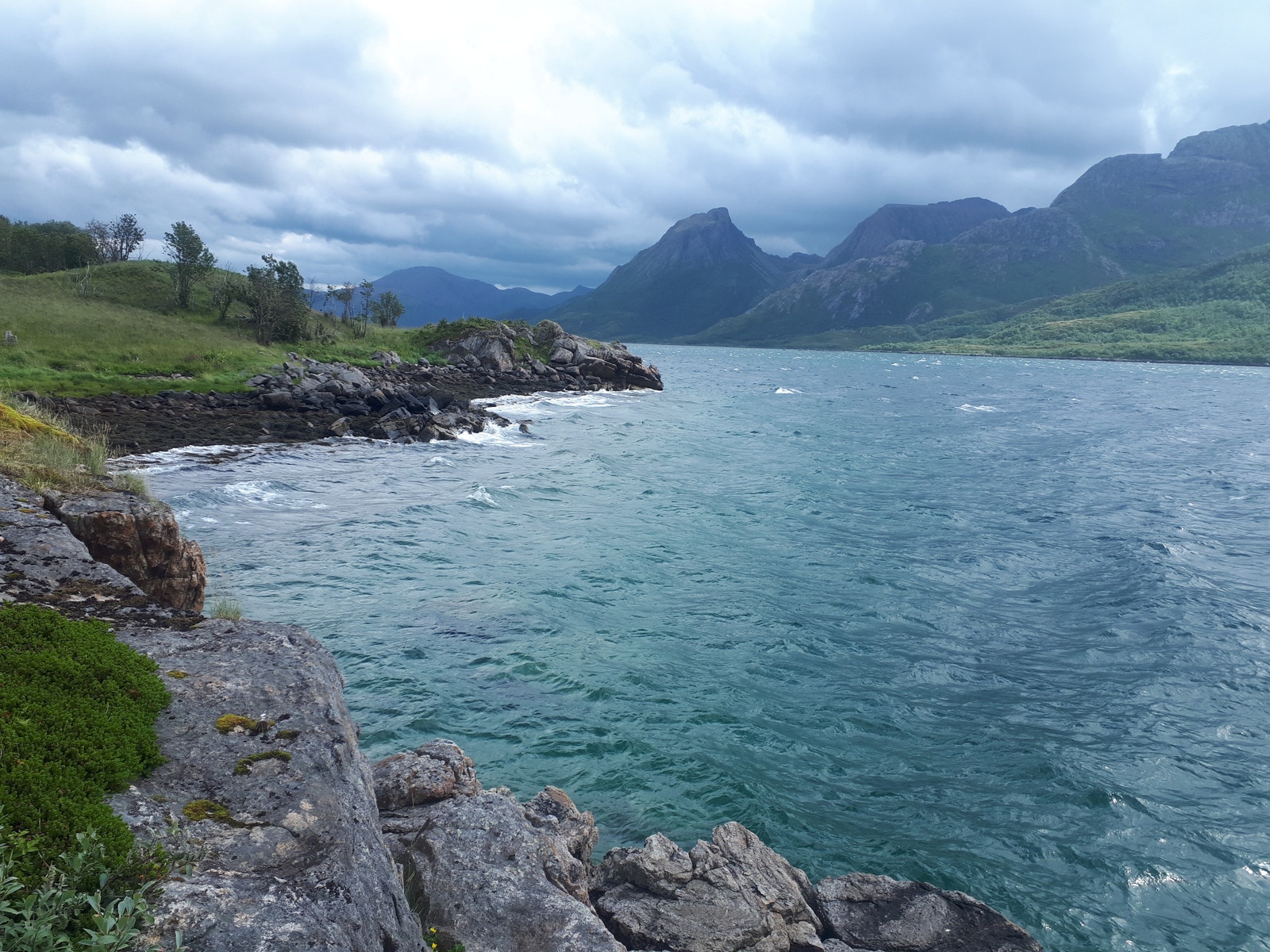 Vakker og spennende kystlinje Galleribilde