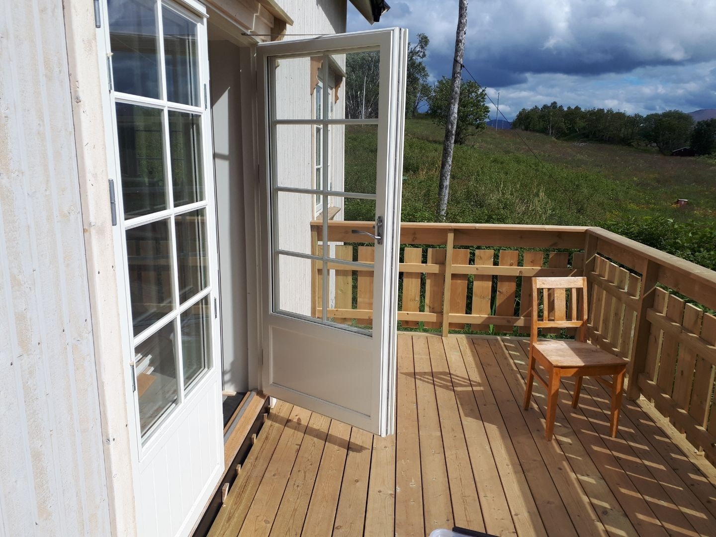 Fra stua har du utgang til terrassen. Herfra kan du ofte se bl.a. niser og ørn Galleribilde