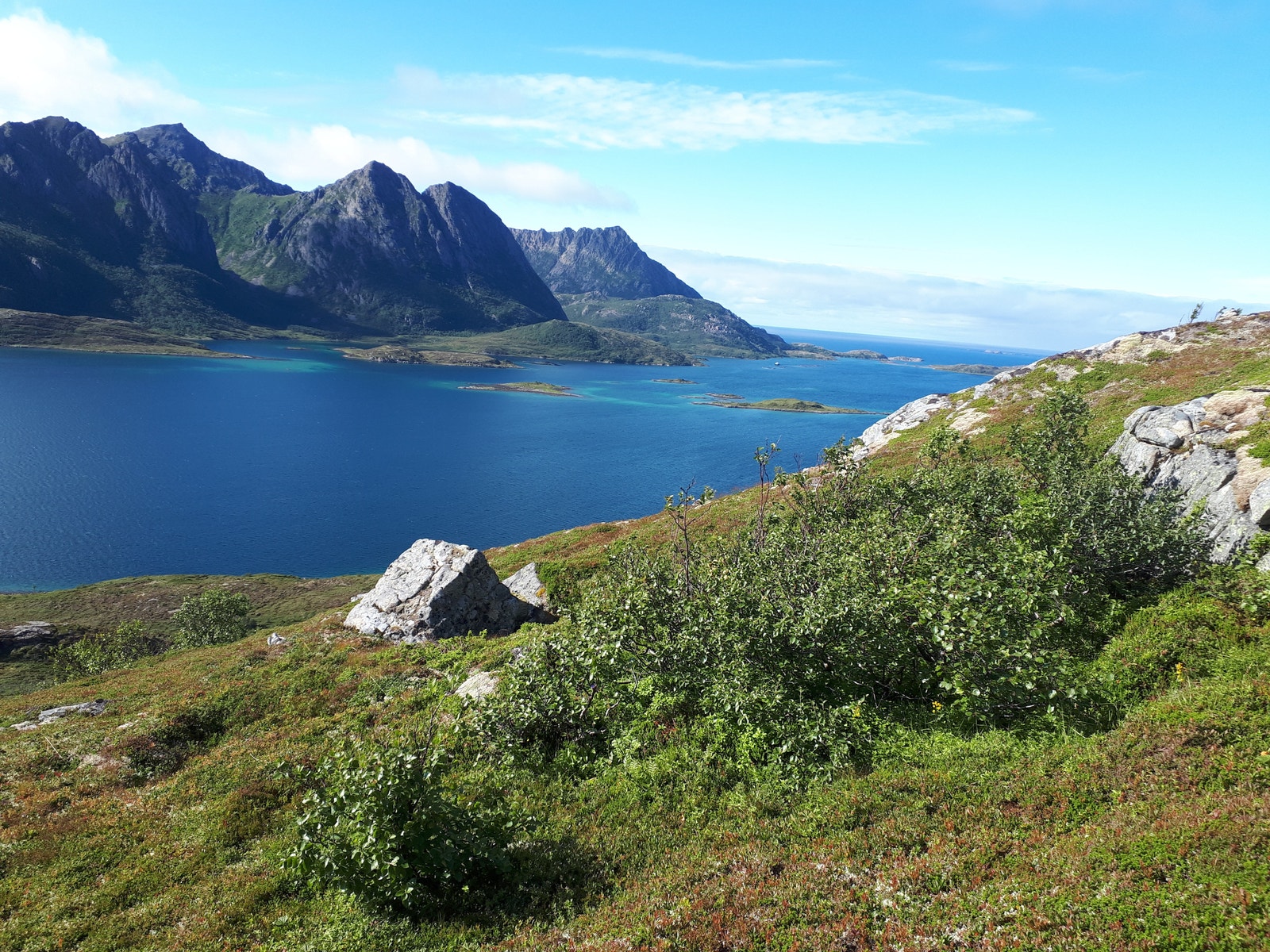 Flott turterreng og mye utsikt i alle retninger på Nærøya Galleribilde