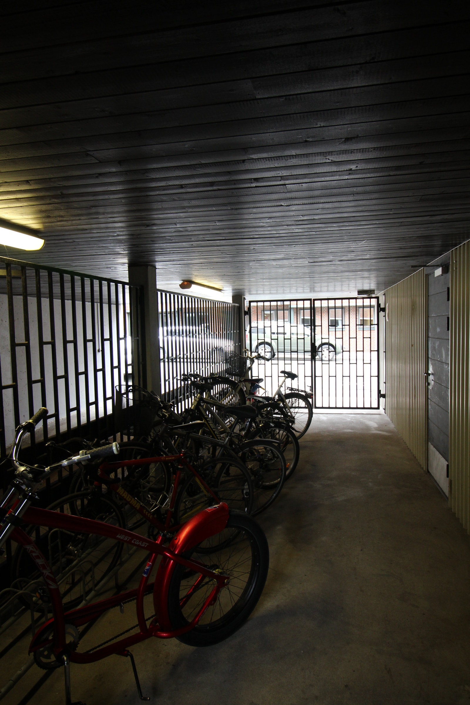 Innendørs sykkelparkering som er avlåst Galleribilde