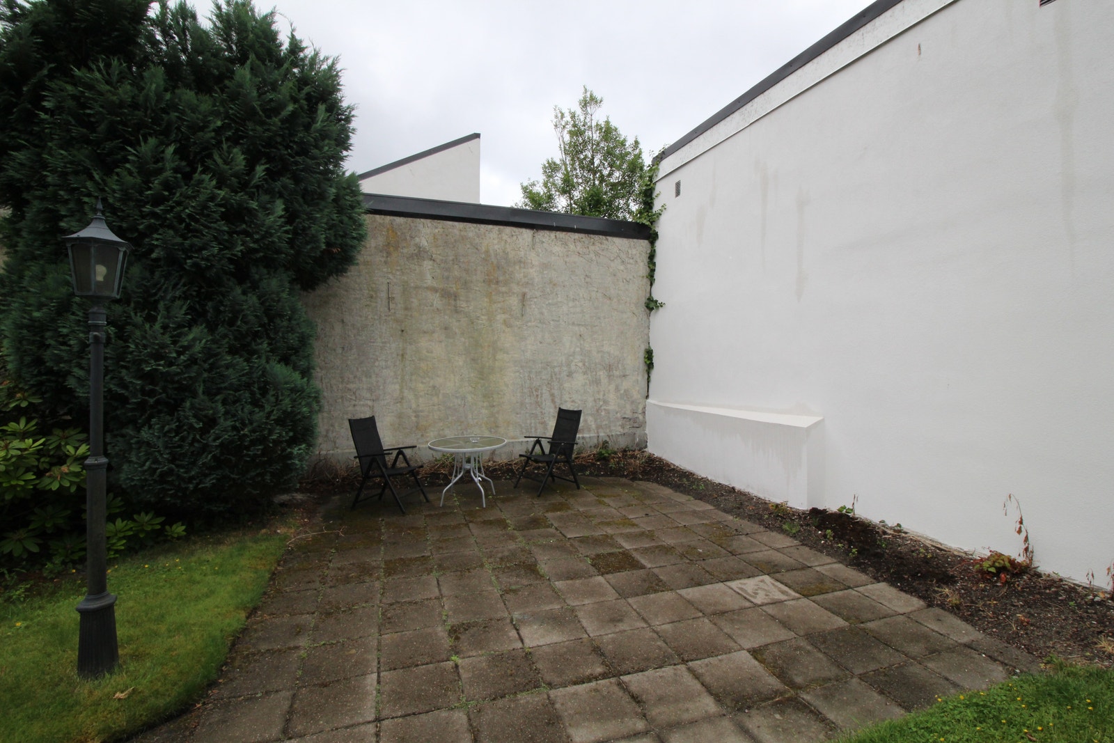 Uteplass med stoler Galleribilde