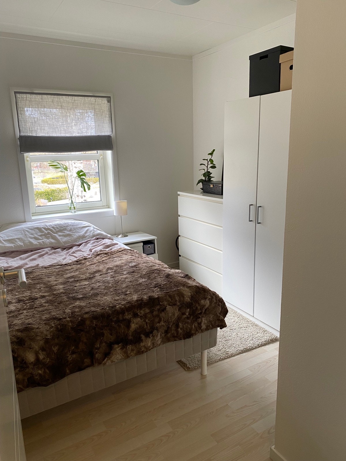 Soverom m plass til dobbeltseng og skap Galleribilde