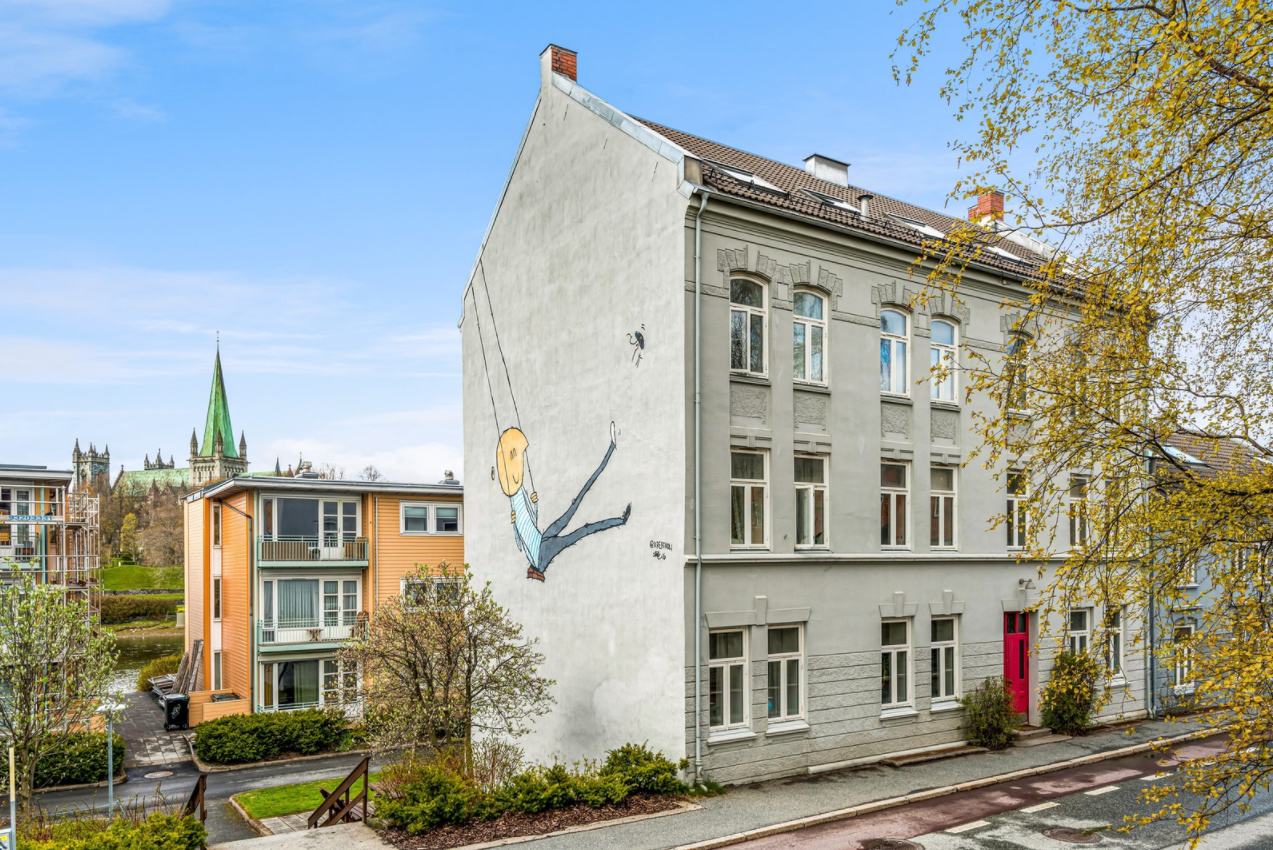 Nidelva rett rundt hjørnet og cafeer og restauranter et par minutter ned i gata Galleribilde