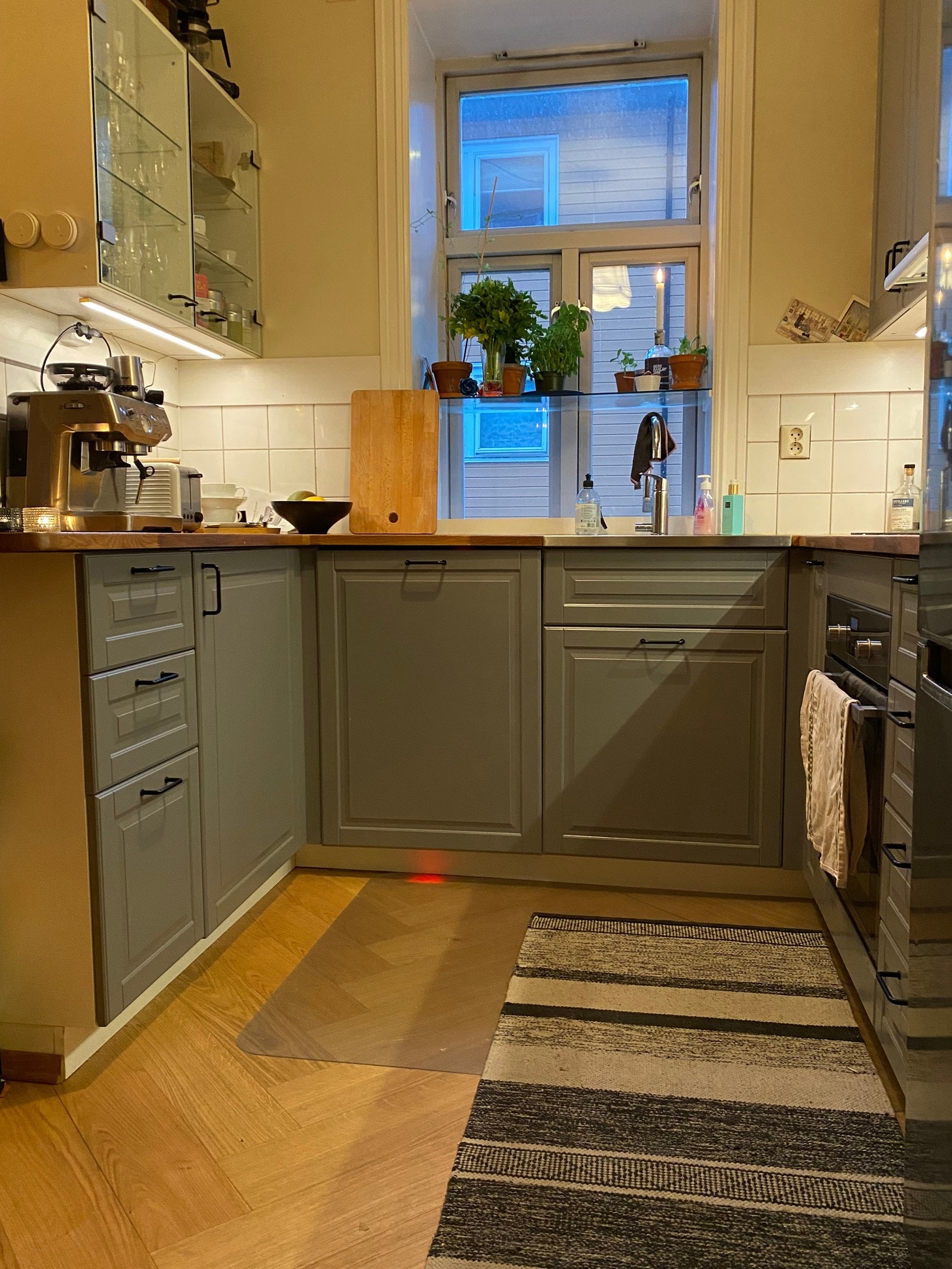 Kjøkken fra 2017. Oppvaskmaskin fra 2025. Galleribilde