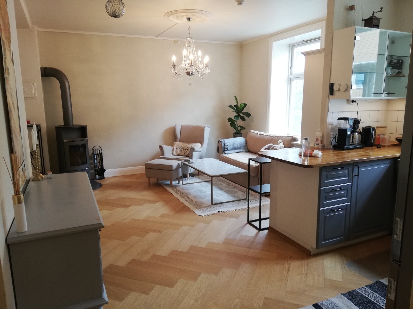 Stue / spisestue med koselig peis. Galleribilde