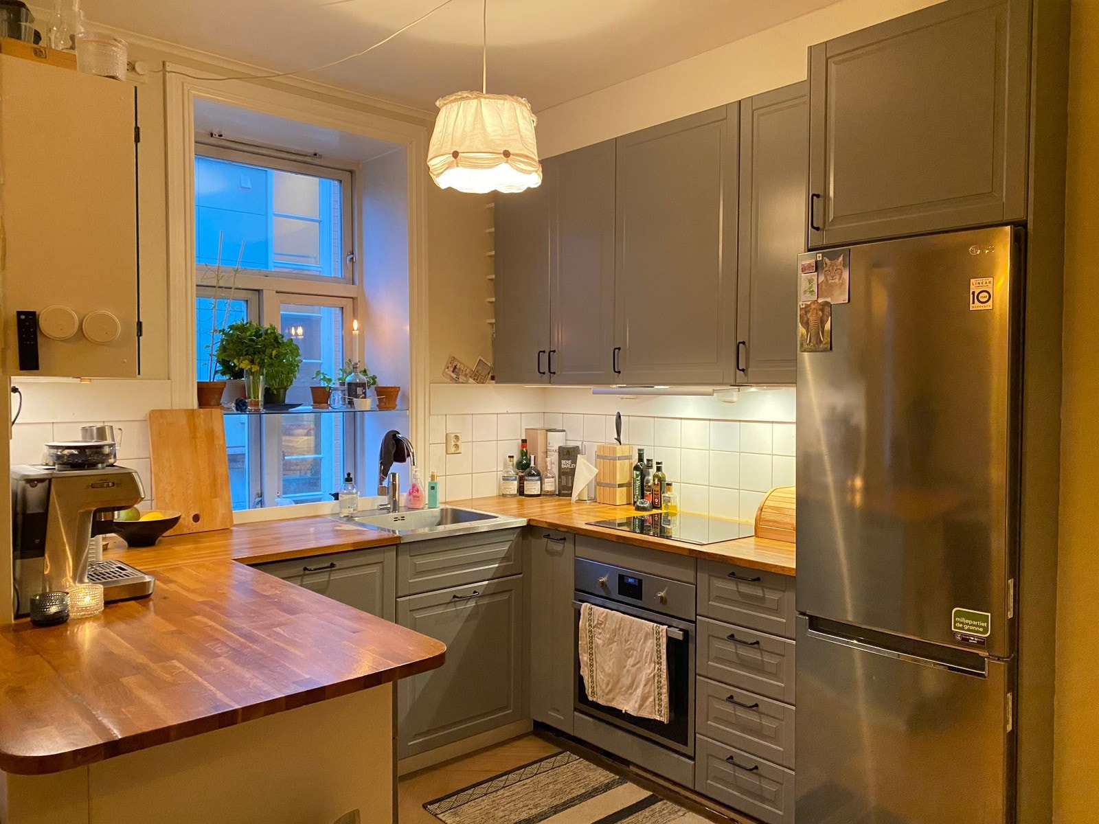 Store arbeidsflater og masse naturlig lys på kjøkkenet Galleribilde