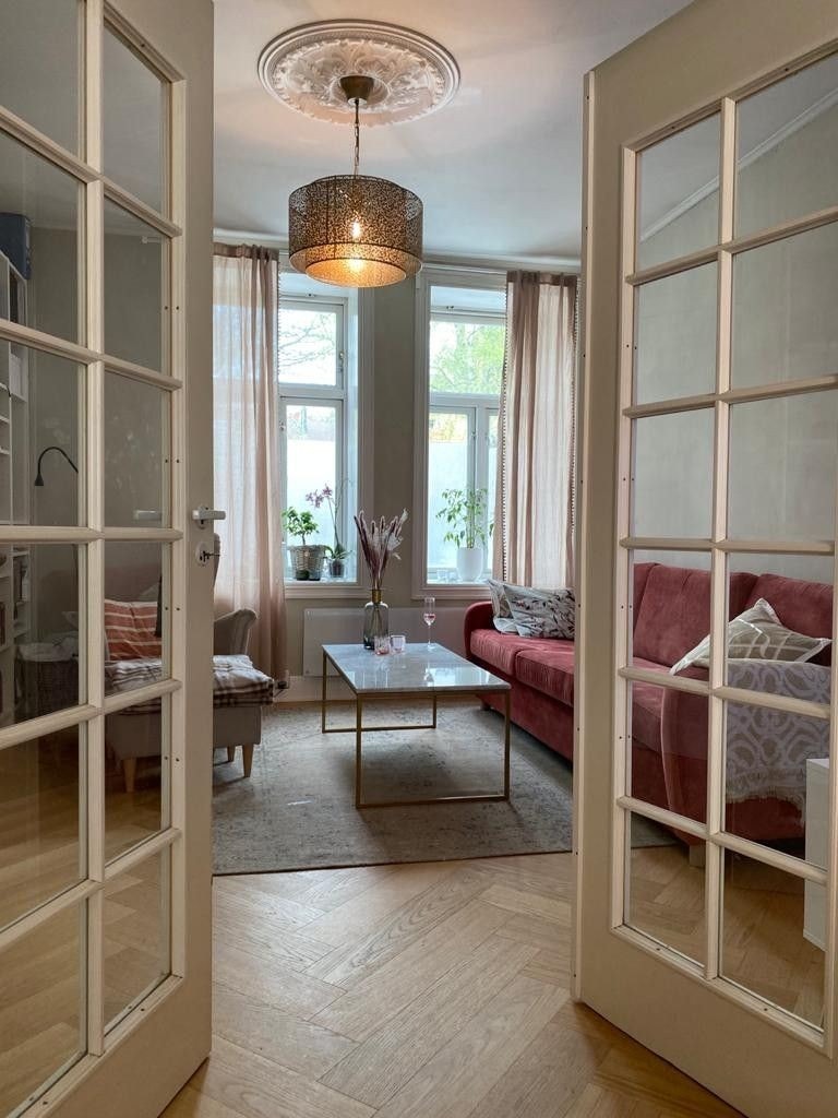 Soverom innredet som stue. Galleribilde