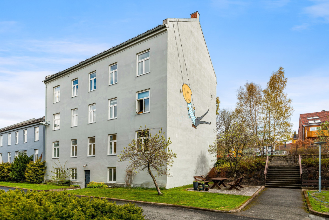 Det er koselige og velstelte grøntområder i det rolige nabolaget. Vår leilighet ligger nede til høyre i bildet. Galleribilde