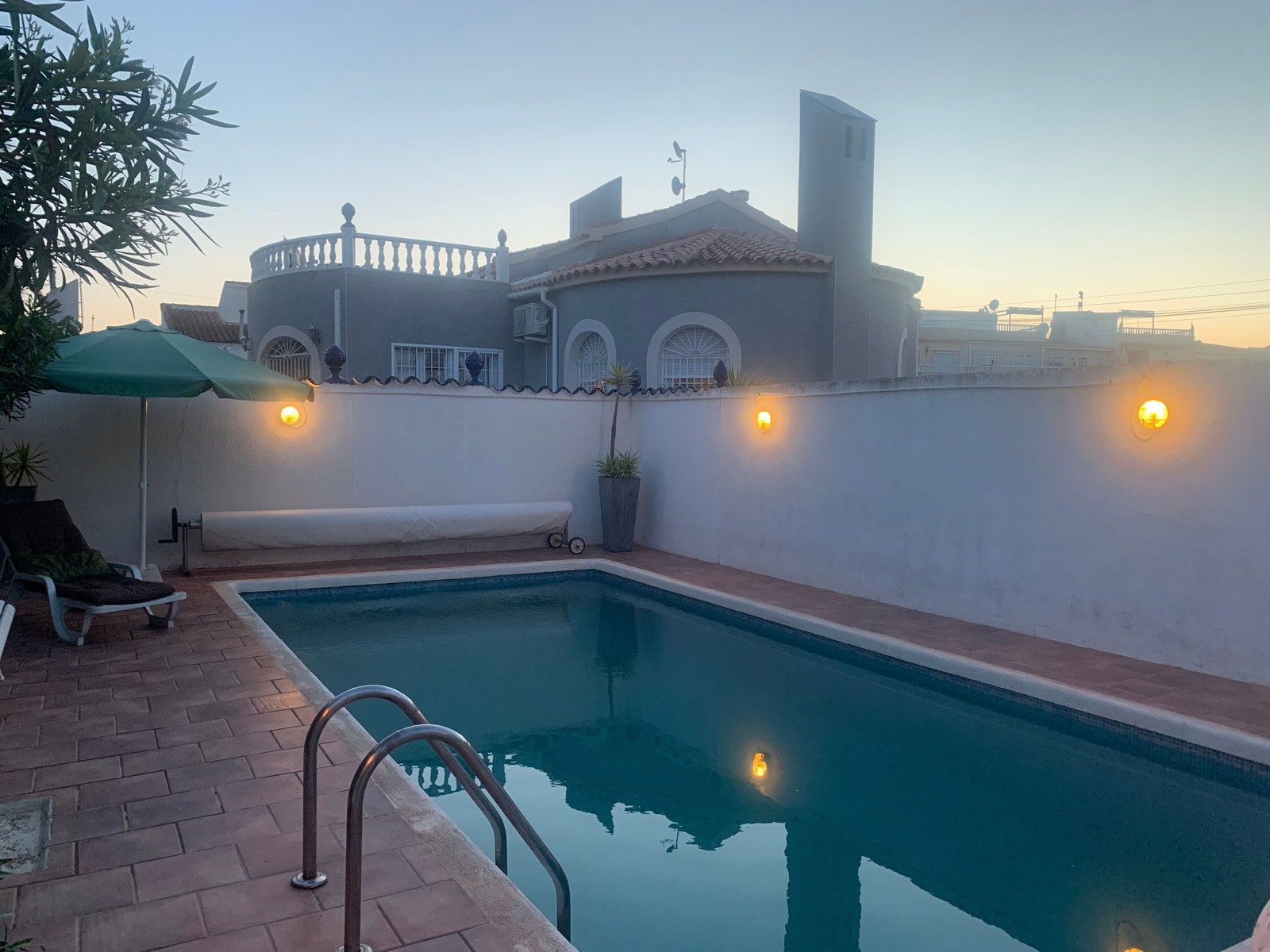 Lys også rundt basseng Galleribilde