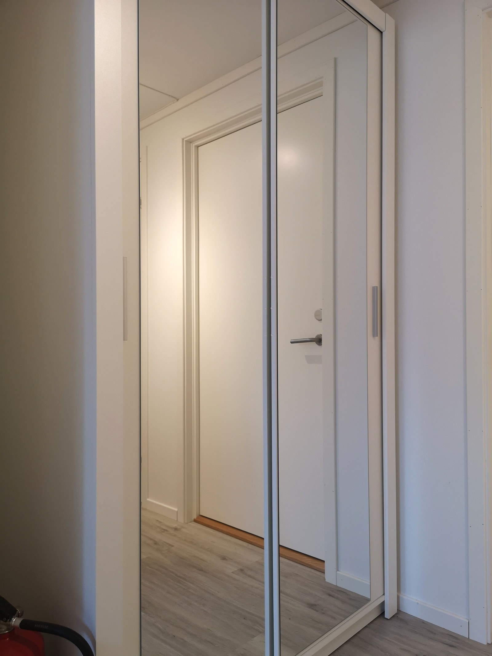 Gang med stor garderobe Galleribilde