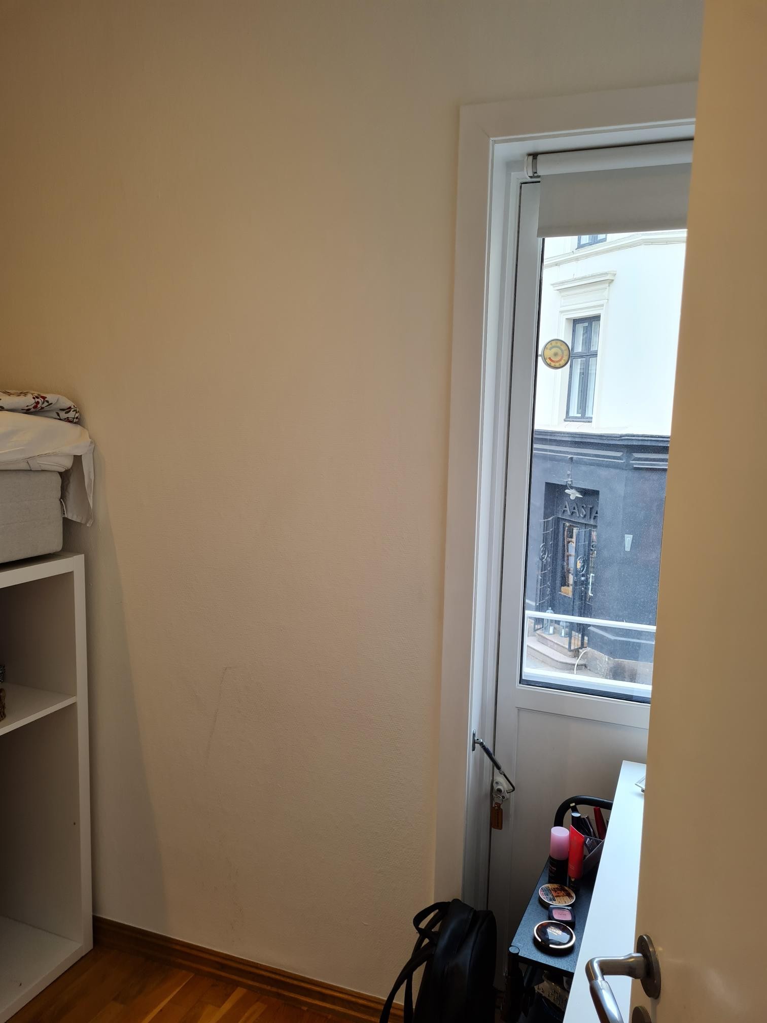 Sov mot balkong. Galleribilde