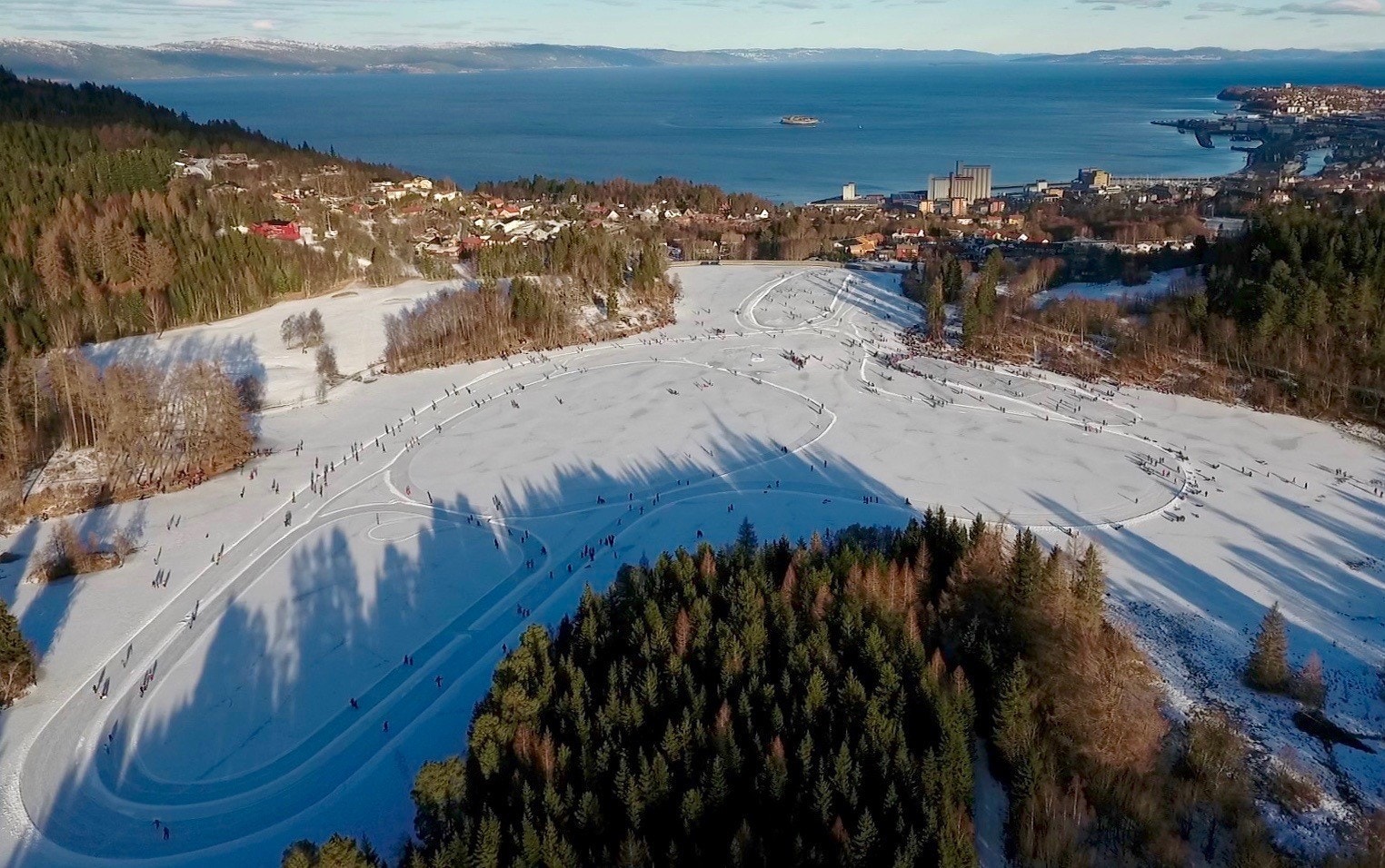 Skøytebane på vinteren. Skiløypa er også bare få minutters gange fra leiligheten. Galleribilde