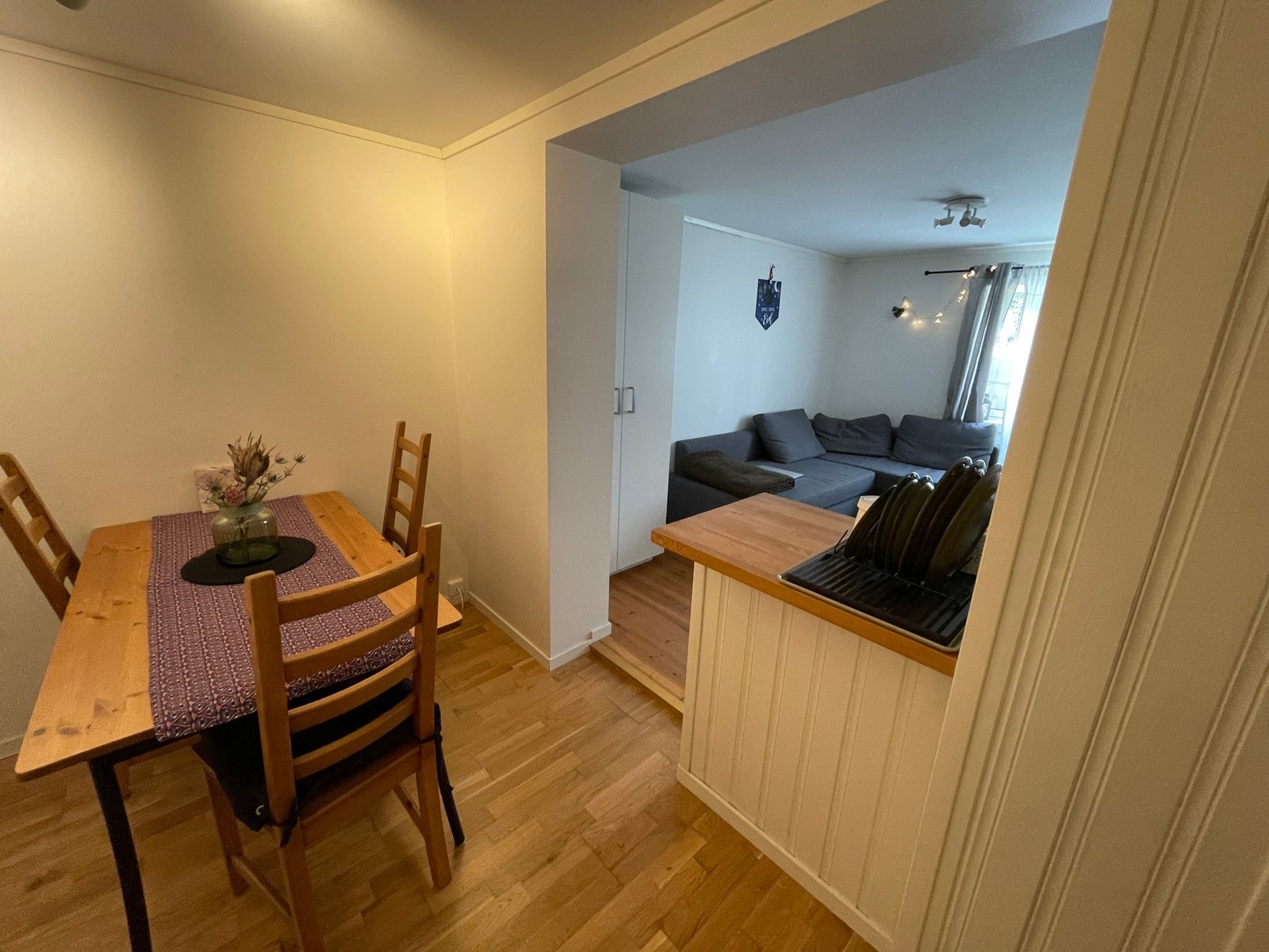 Benk og bardisk skiller stue/kjøkken fra tilstøtende som. Idag brukt som spiseområde. Galleribilde