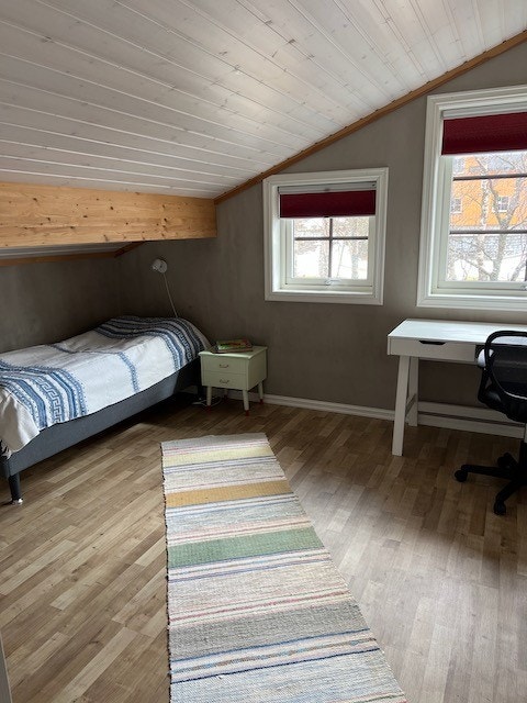 Soverom 2.etasje (høyre side).Skreddersydde Luxsaflex gardiner som er lystette og beskytter mot varme Galleribilde