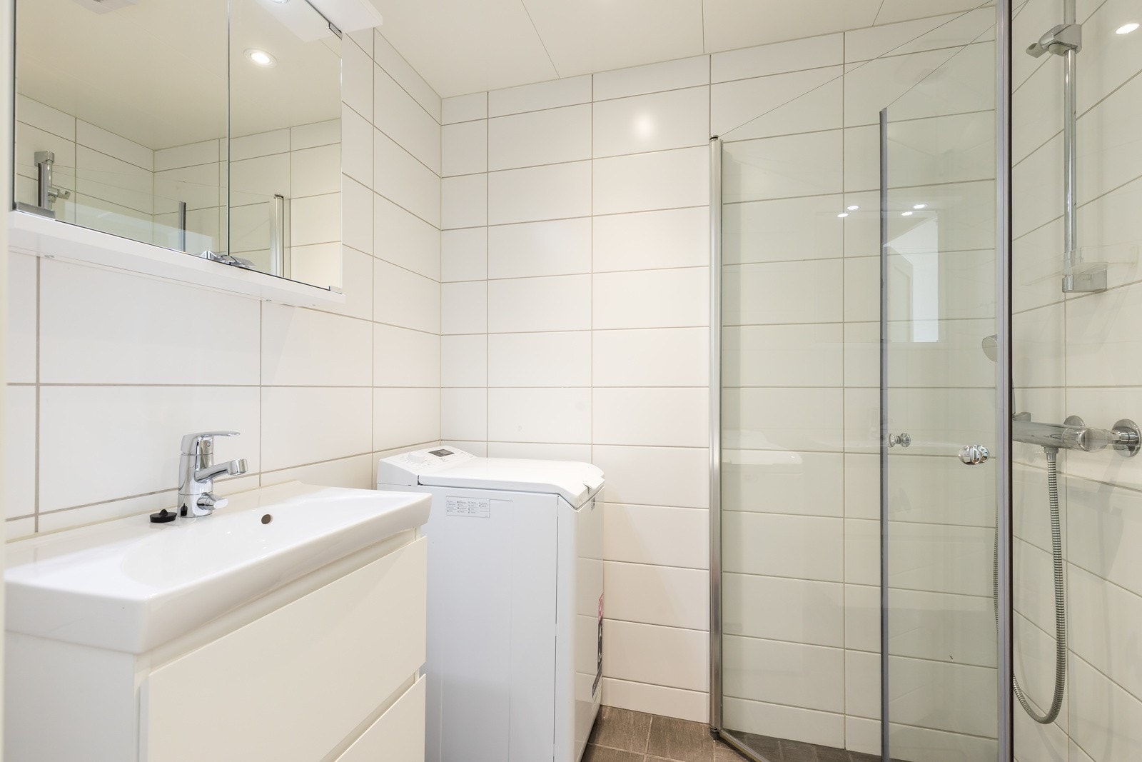 Badet er av god størrelse med varmekabler på gulv, downlights og opplegg for vaskemaskin. Galleribilde