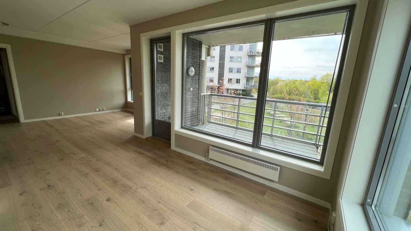 Spisestue/stue Galleribilde