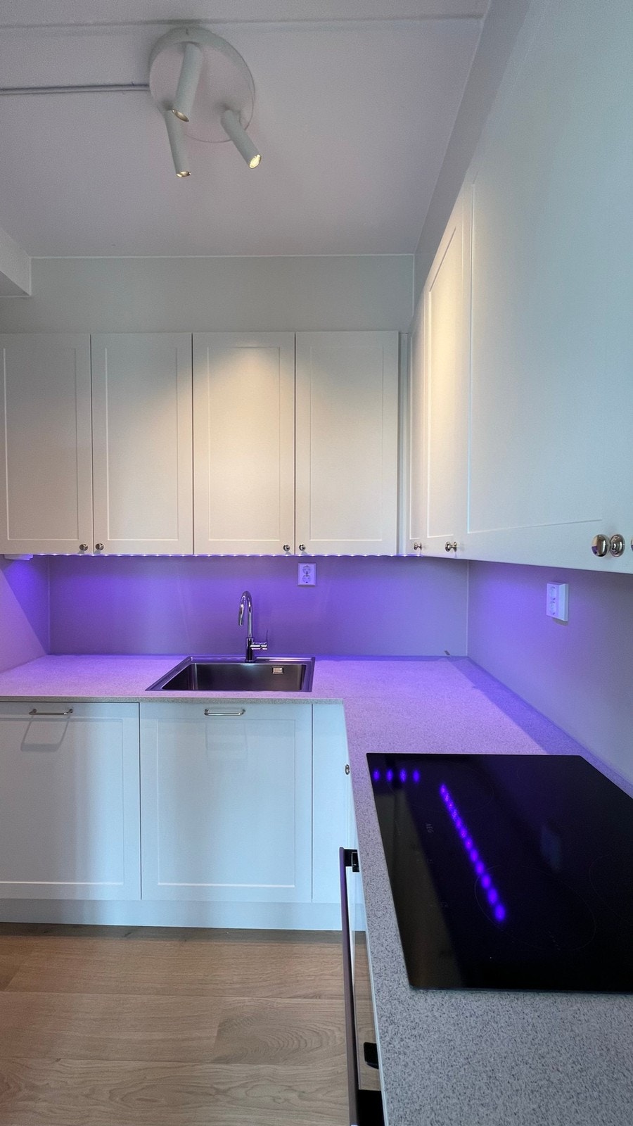 Kjøkken med LED benkebelysning - farge og styrke kan justeres - kan også være vanlig hvit Galleribilde