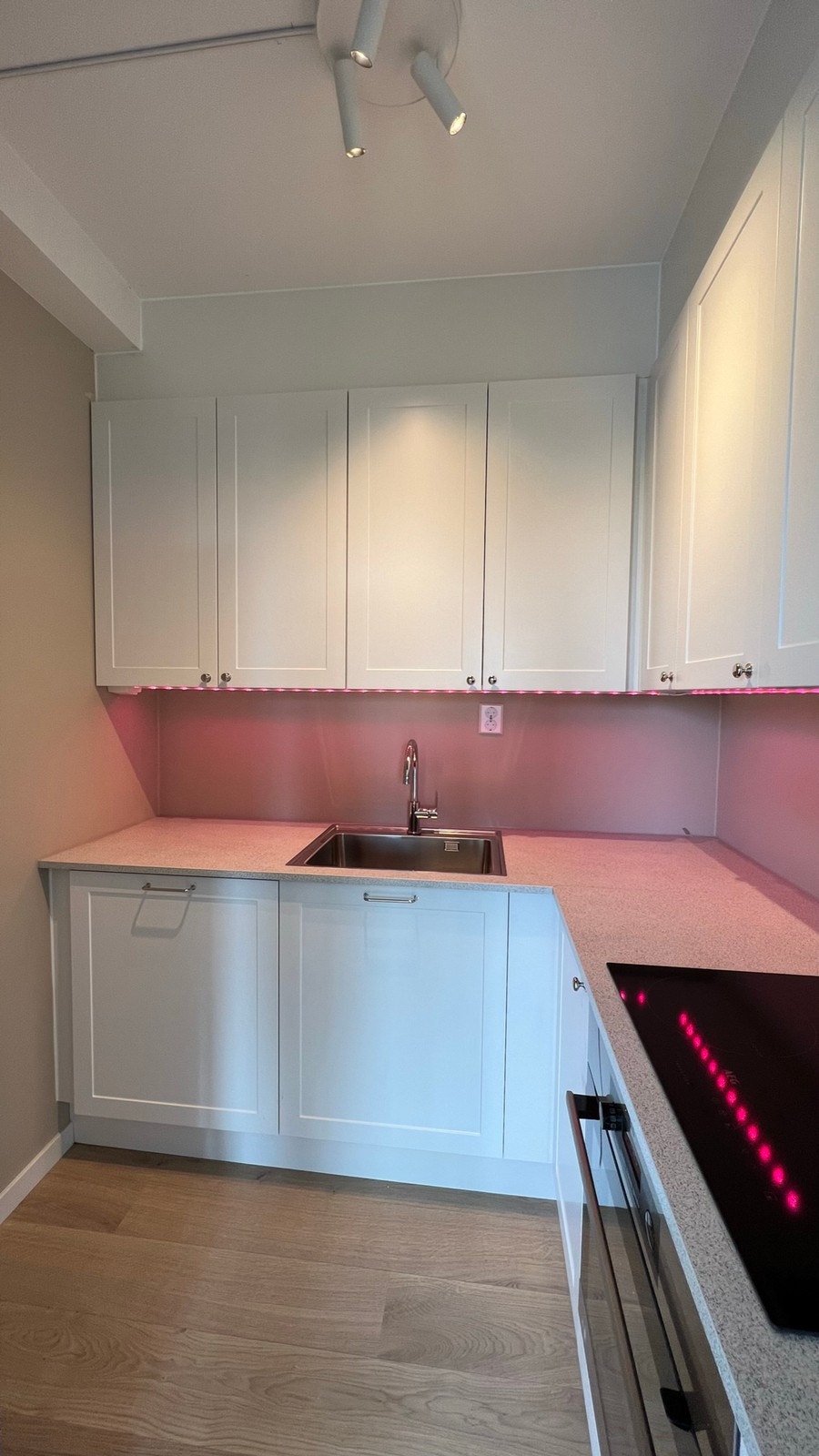 Kjøkken med LED benkebelysning - farge og styrke kan justeres - kan også være vanlig hvit Galleribilde