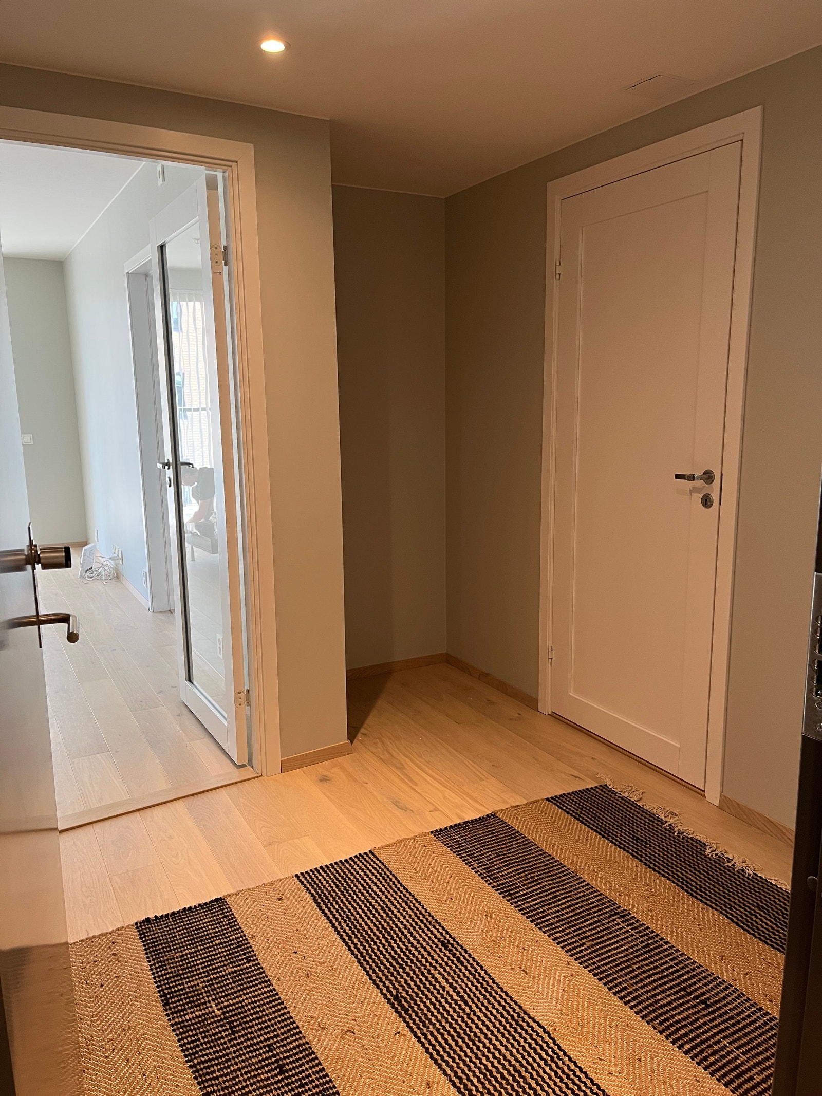 entre med dør til bad Galleribilde