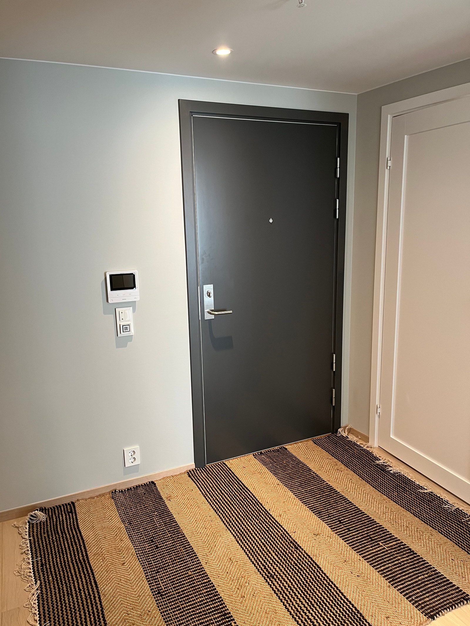 entre og inngangsdør. Dør-calling til venstre Galleribilde