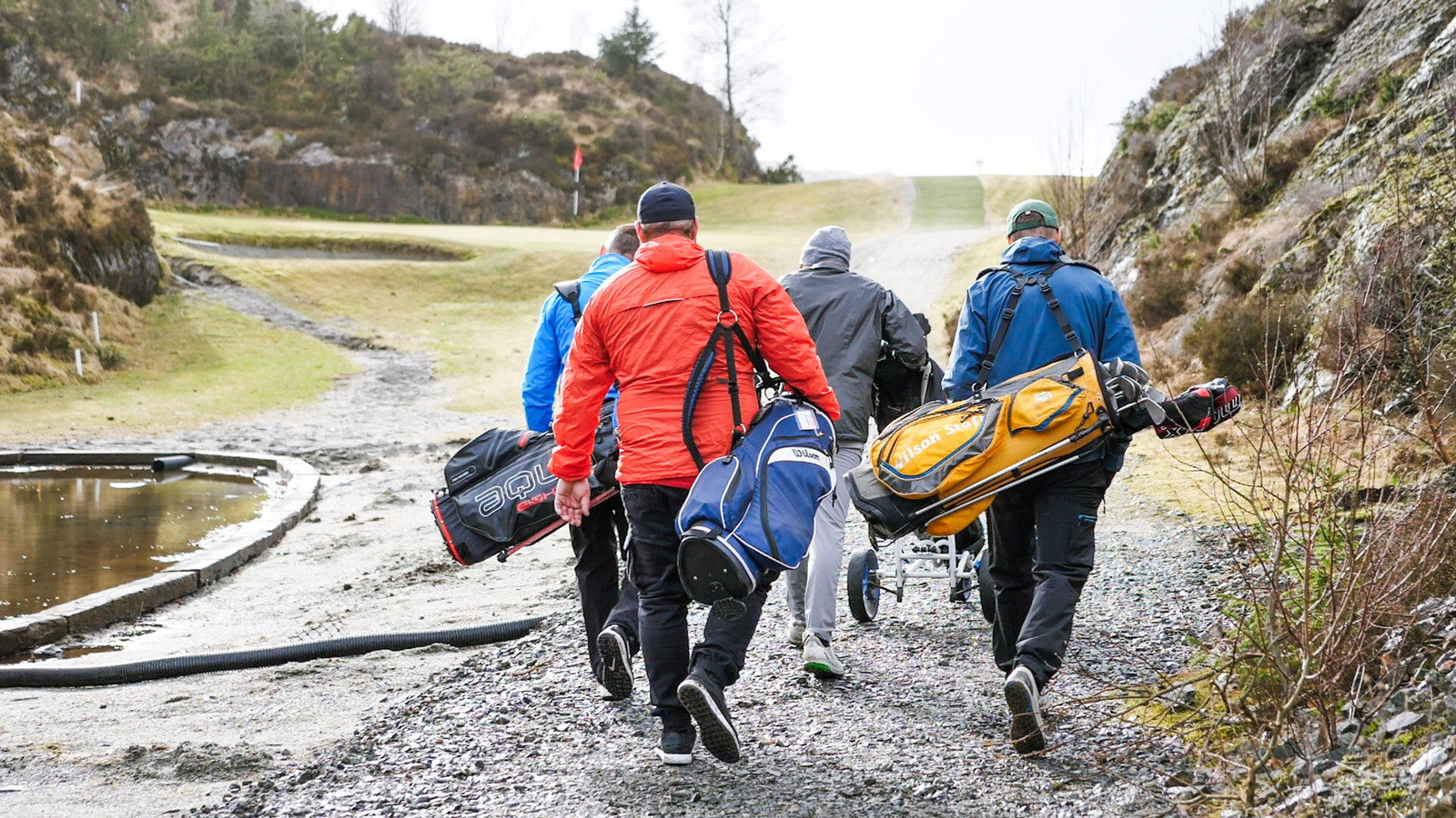 Sotra Golfklubb ligger bare 7 minutter unna Hjortefaret. Her kan de tilby en flott Driving Range, ni hulls Pitch & Put bane og en ni hulls hovedbane. I tillegg til tre golfsimulatorer.