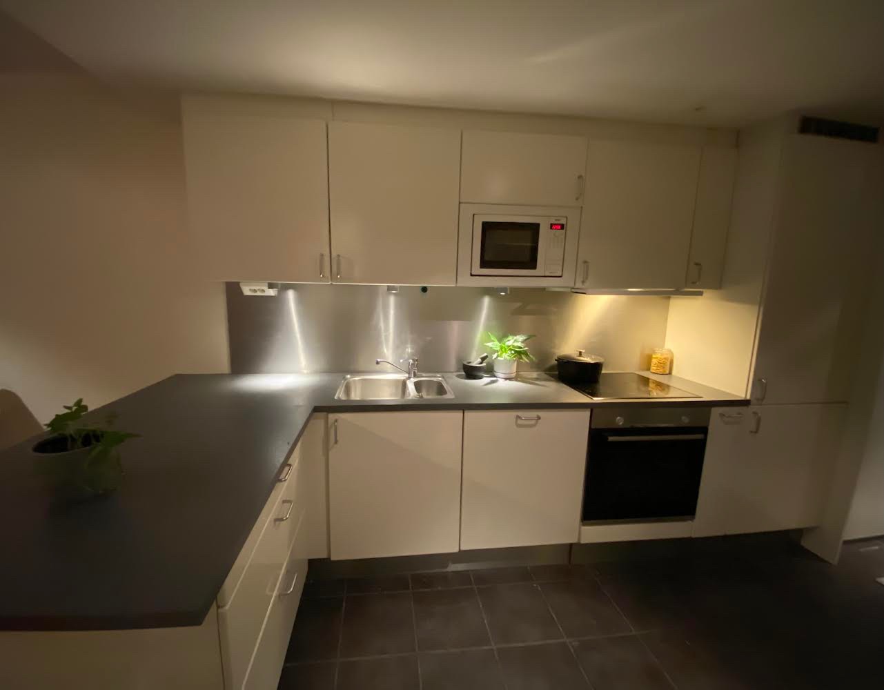 Kjøkken med barbord Galleribilde