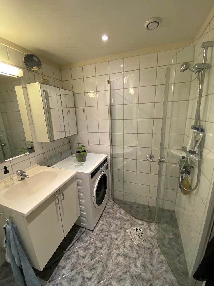 Bad med dusjhjørne og opplegg for vaskemaskin (nåværende leieboere sin maskin) Galleribilde