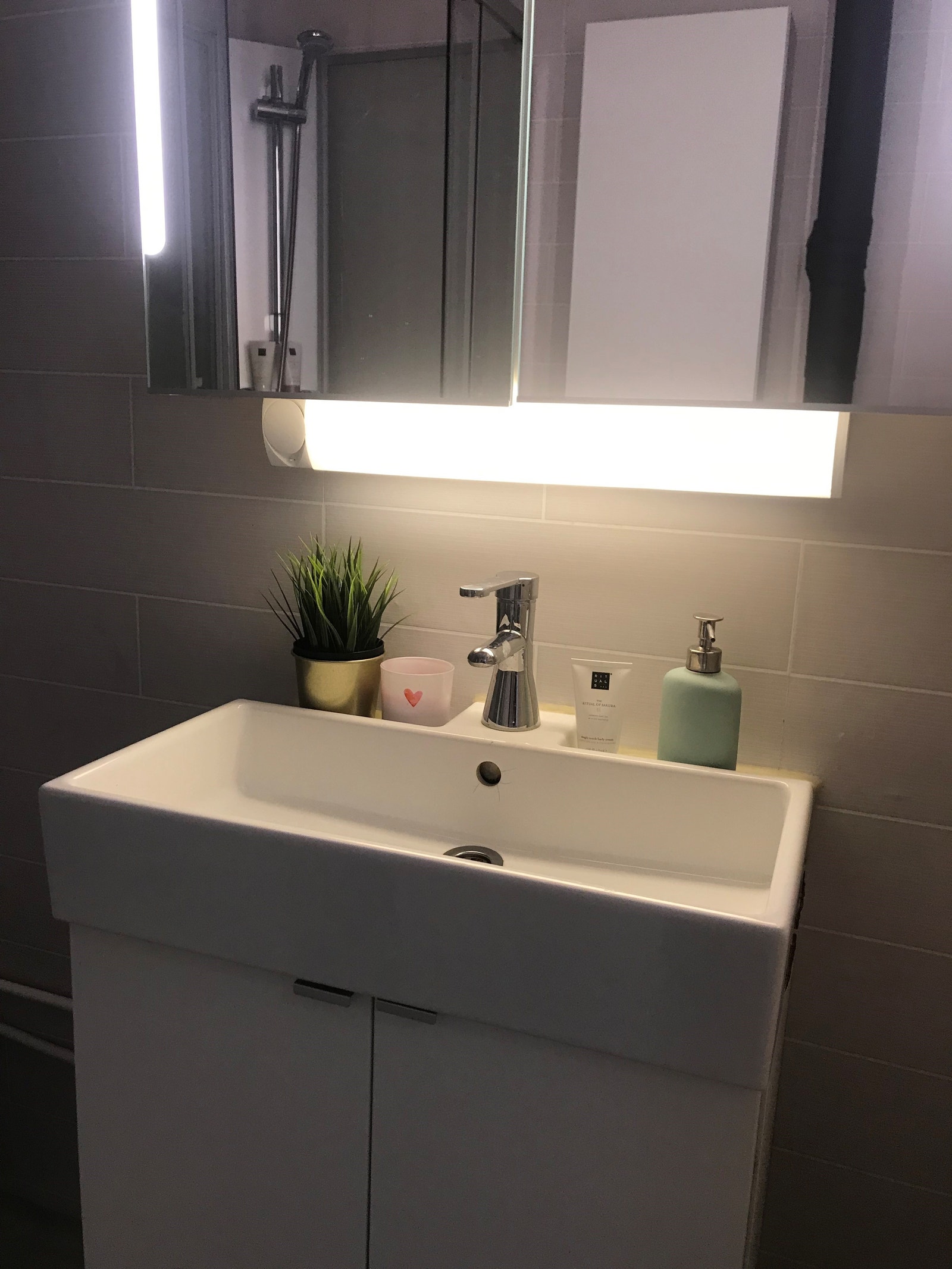 Bad med vaskemaskin og dusjkabinett Galleribilde